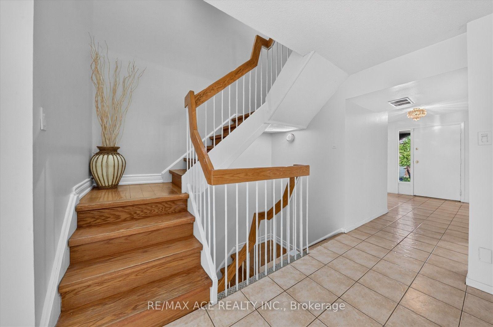 Photo 13 of 65 Cricklewood Crescent, Markham, Royal Orchard — HOMEH
