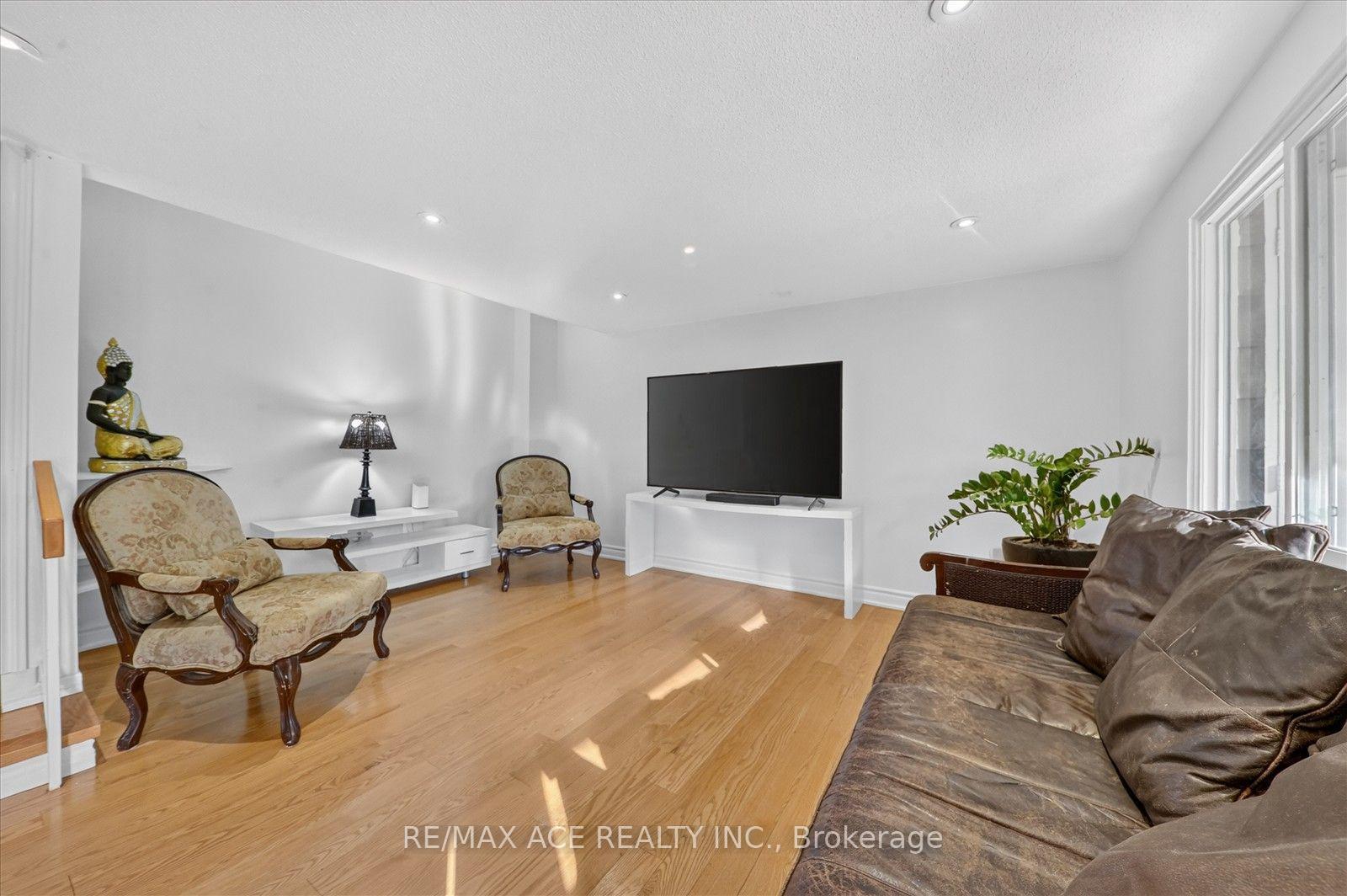 Photo 36 of 65 Cricklewood Crescent, Markham, Royal Orchard — HOMEH