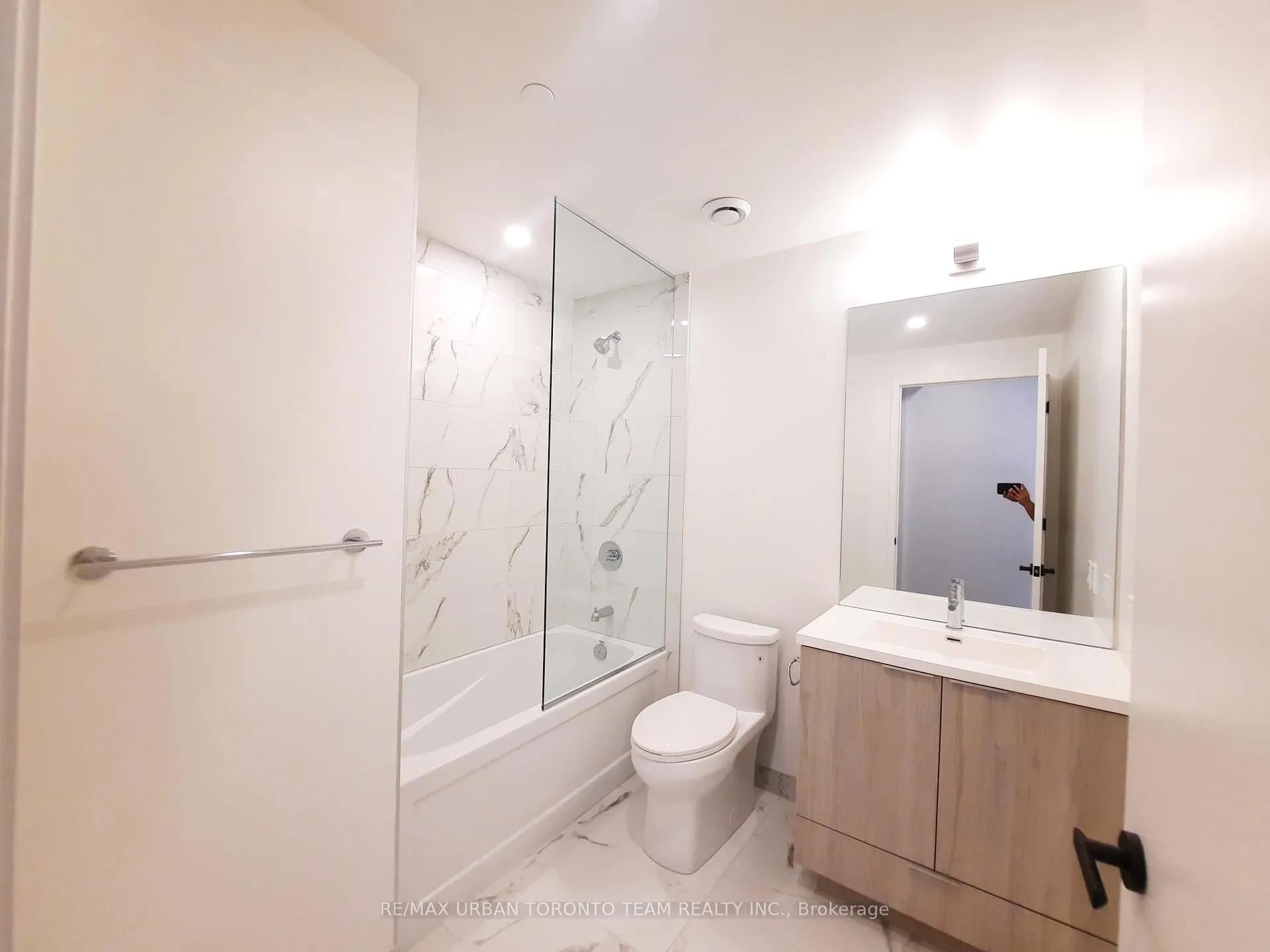 Photo 10 of Unit 1012, 8 Interchange Way, Vaughan, Vaughan Corporate Centre — HOMEH
