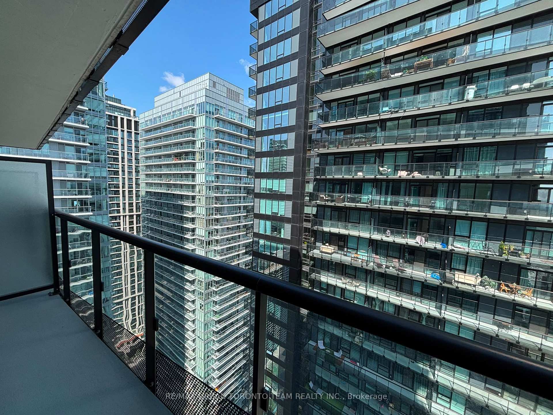 Photo 4 of Unit 3008, 127 Broadway Avenue, Toronto, Mount Pleasant West — HOMEH