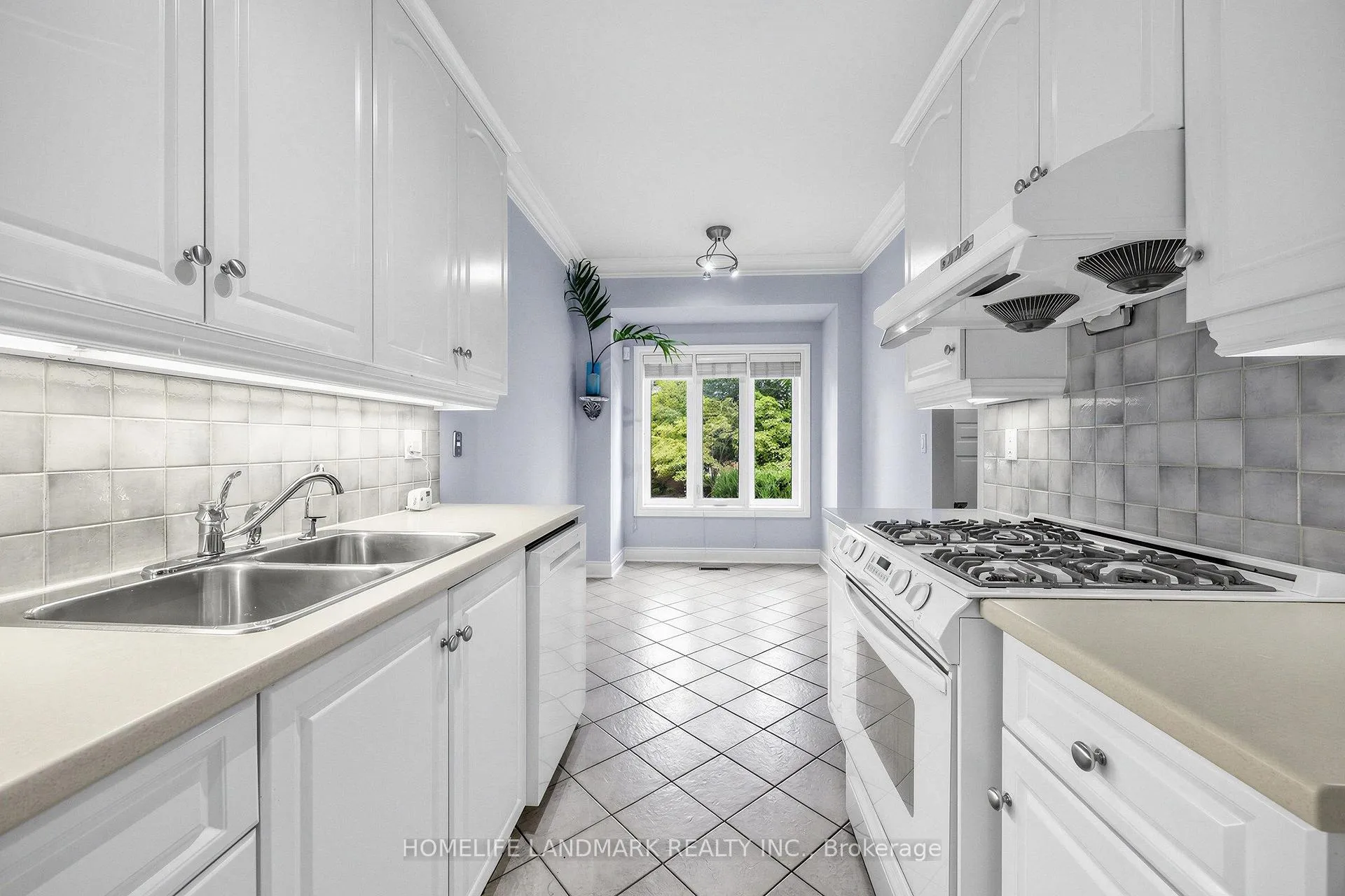Photo 13 of Unit B, 2283 Lake Shore Boulevard, Etobicoke, Mimico — HOMEH