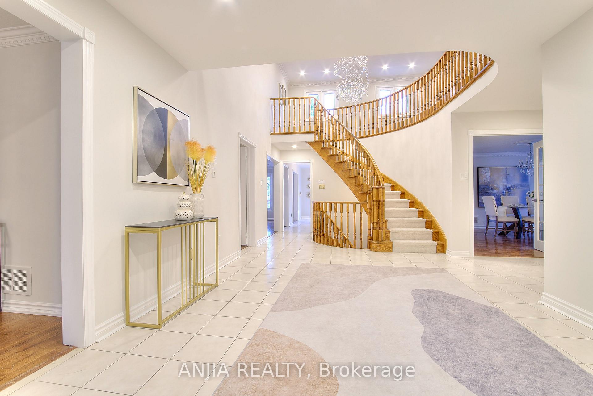 Photo 2 of 22 Chiltern Hill, Richmond Hill, Bayview Hill — HOMEH
