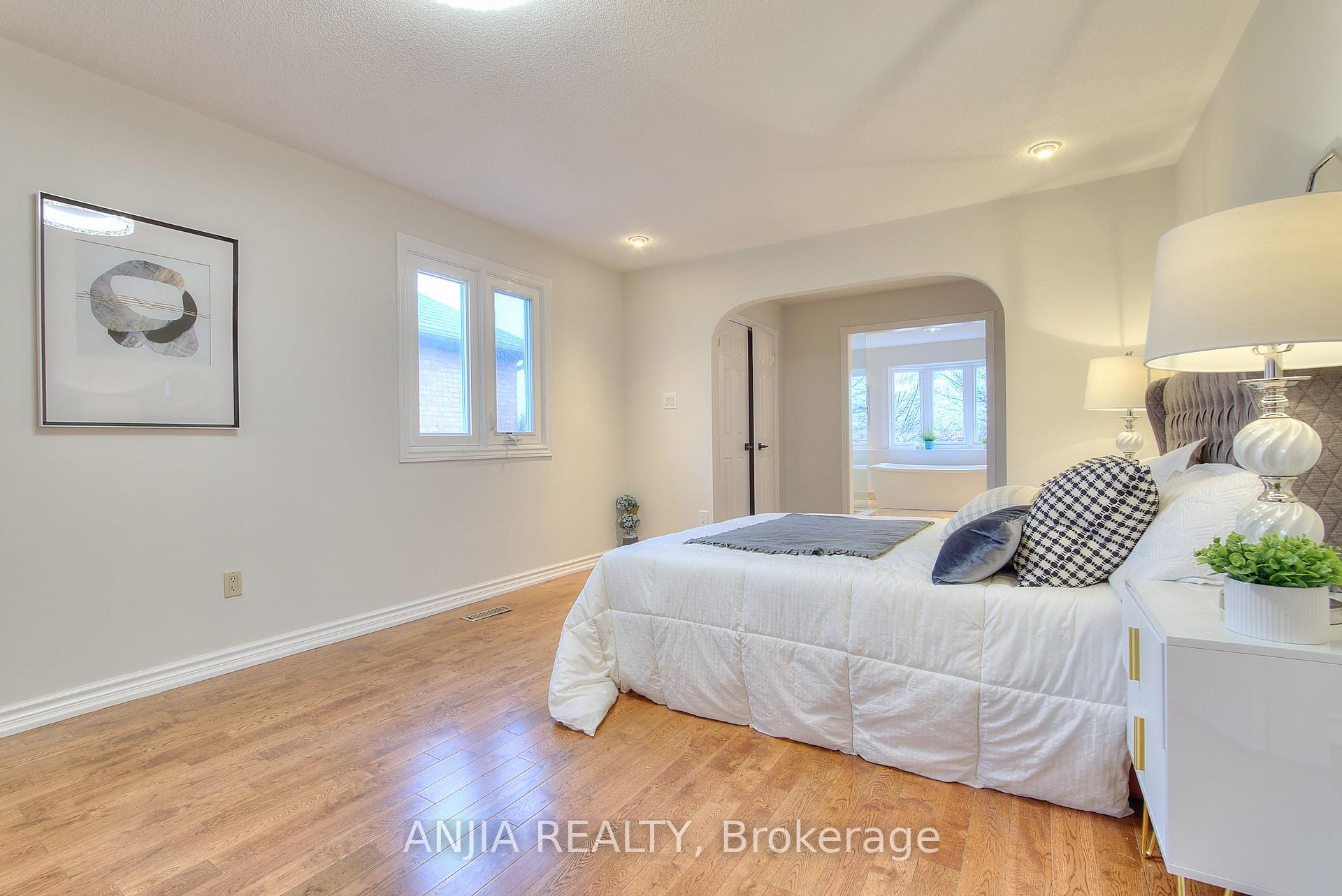 Photo 12 of 22 Chiltern Hill, Richmond Hill, Bayview Hill — HOMEH