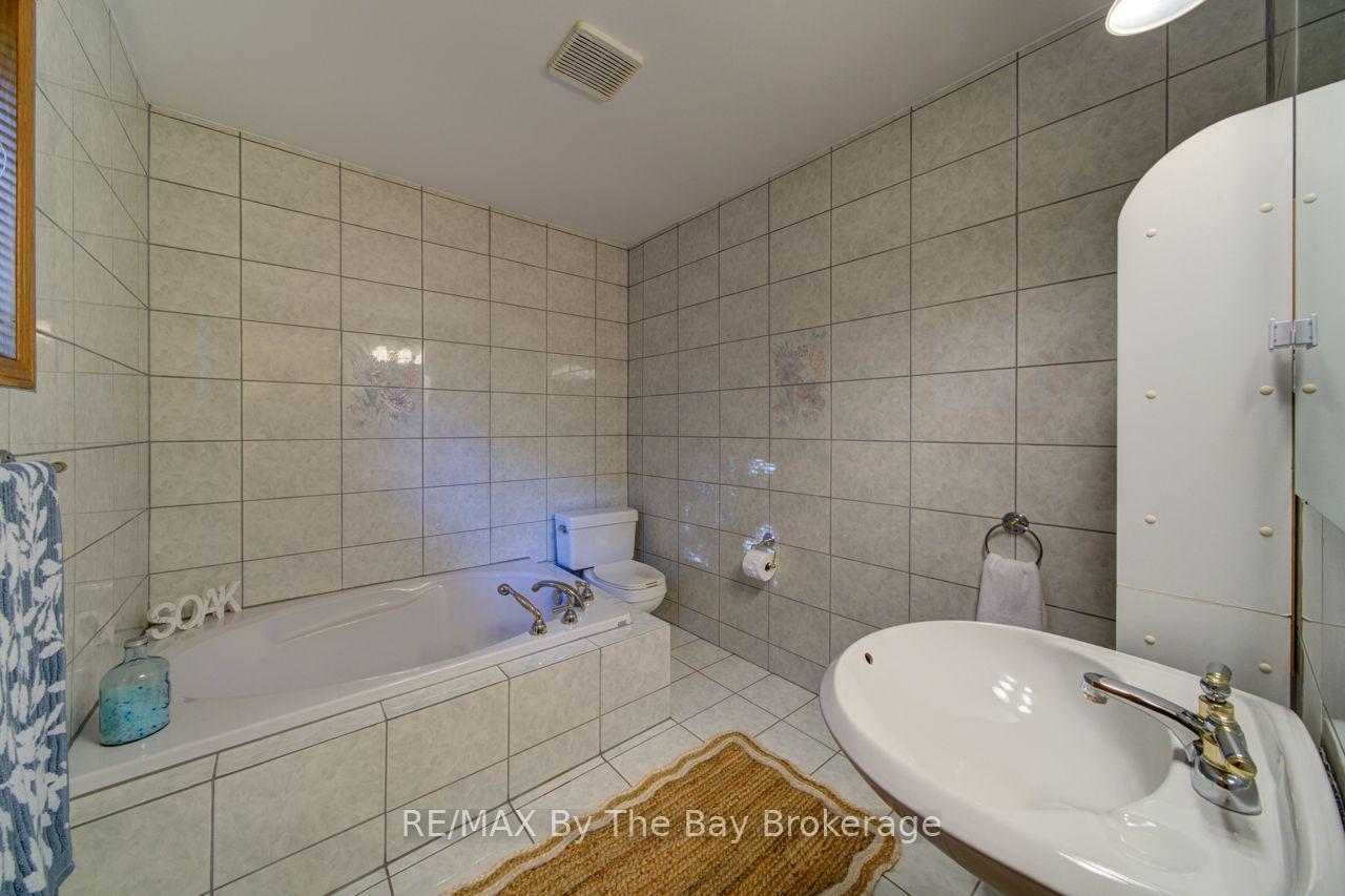 Photo 45 of 47 Birchwood Trail, Wasaga Beach — HOMEH