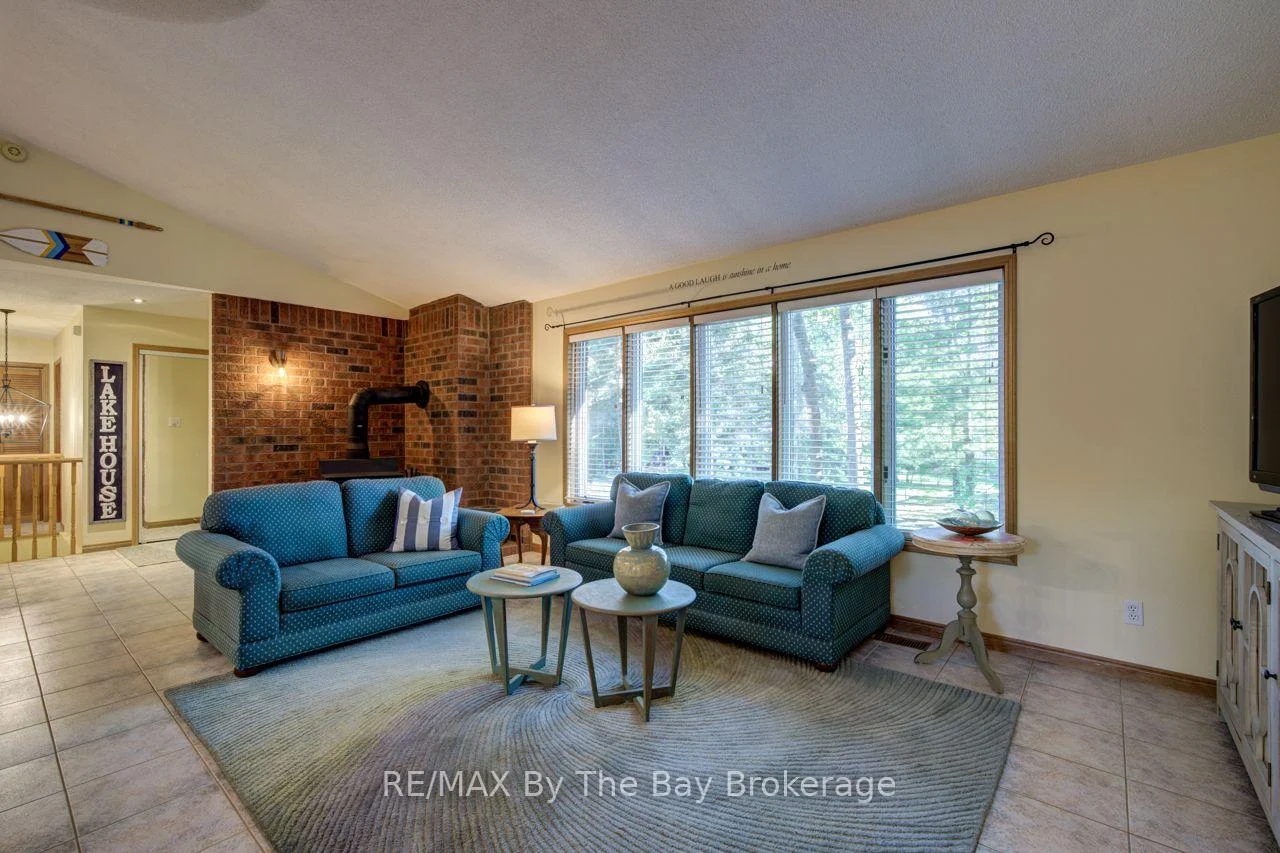 Photo 5 of 47 Birchwood Trail, Wasaga Beach — HOMEH