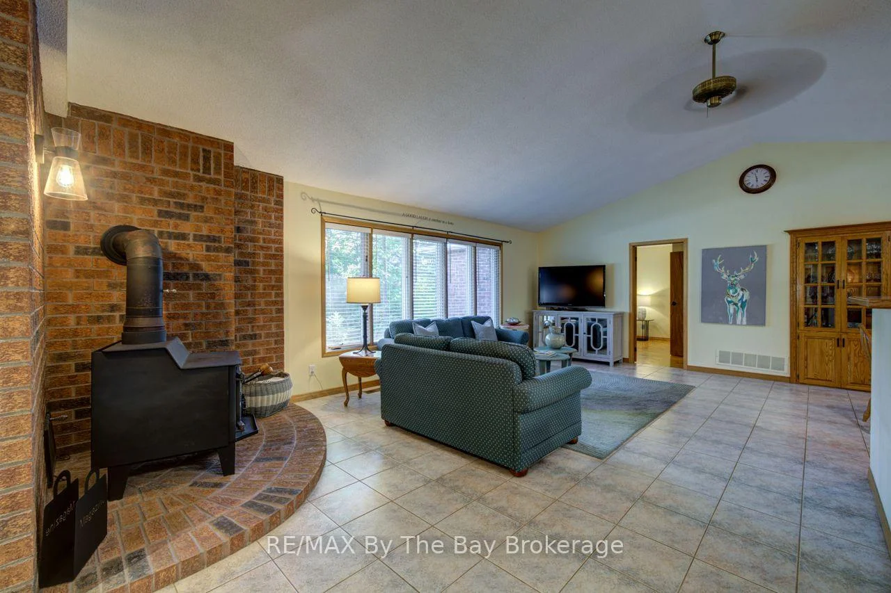 Photo 19 of 47 Birchwood Trail, Wasaga Beach — HOMEH
