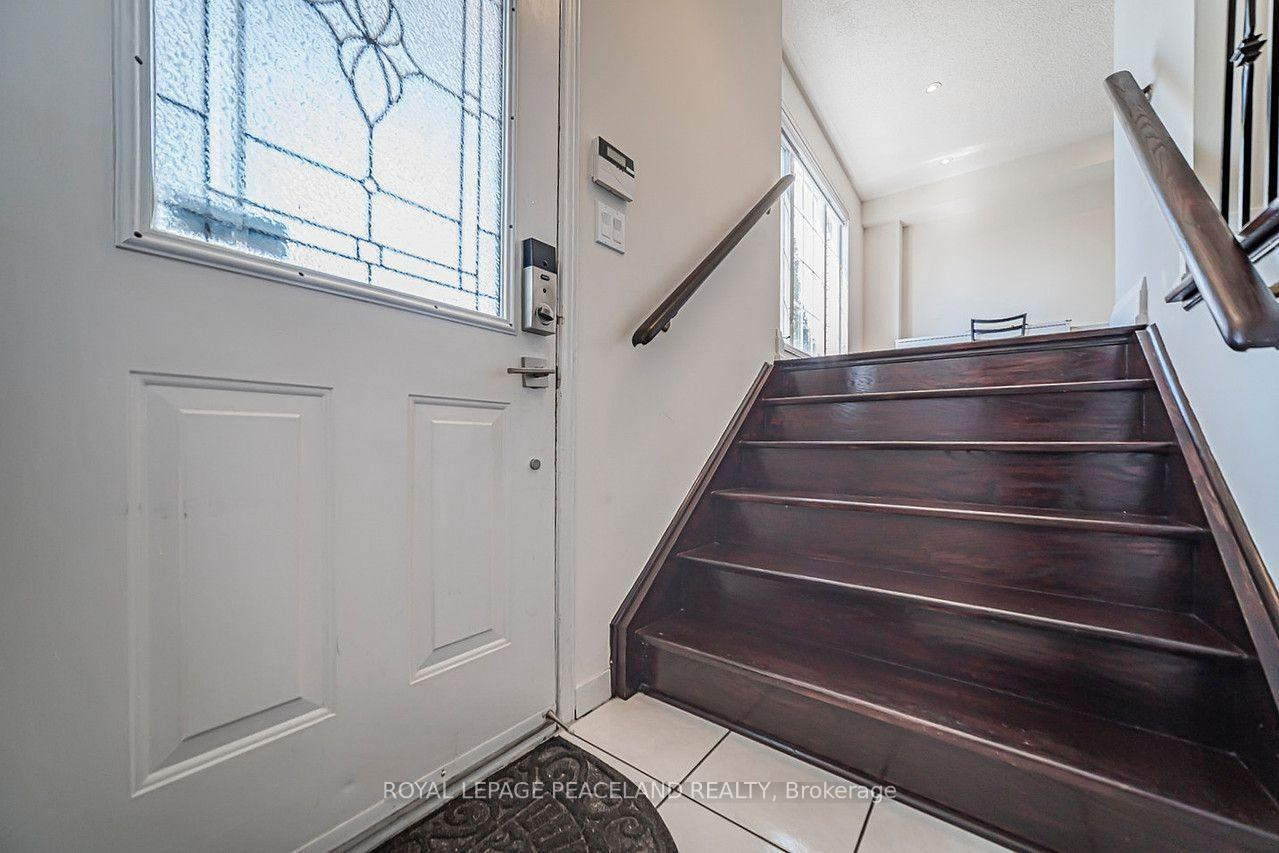 Photo 4 of 110 Foxfield Crescent, Vaughan, Patterson — HOMEH