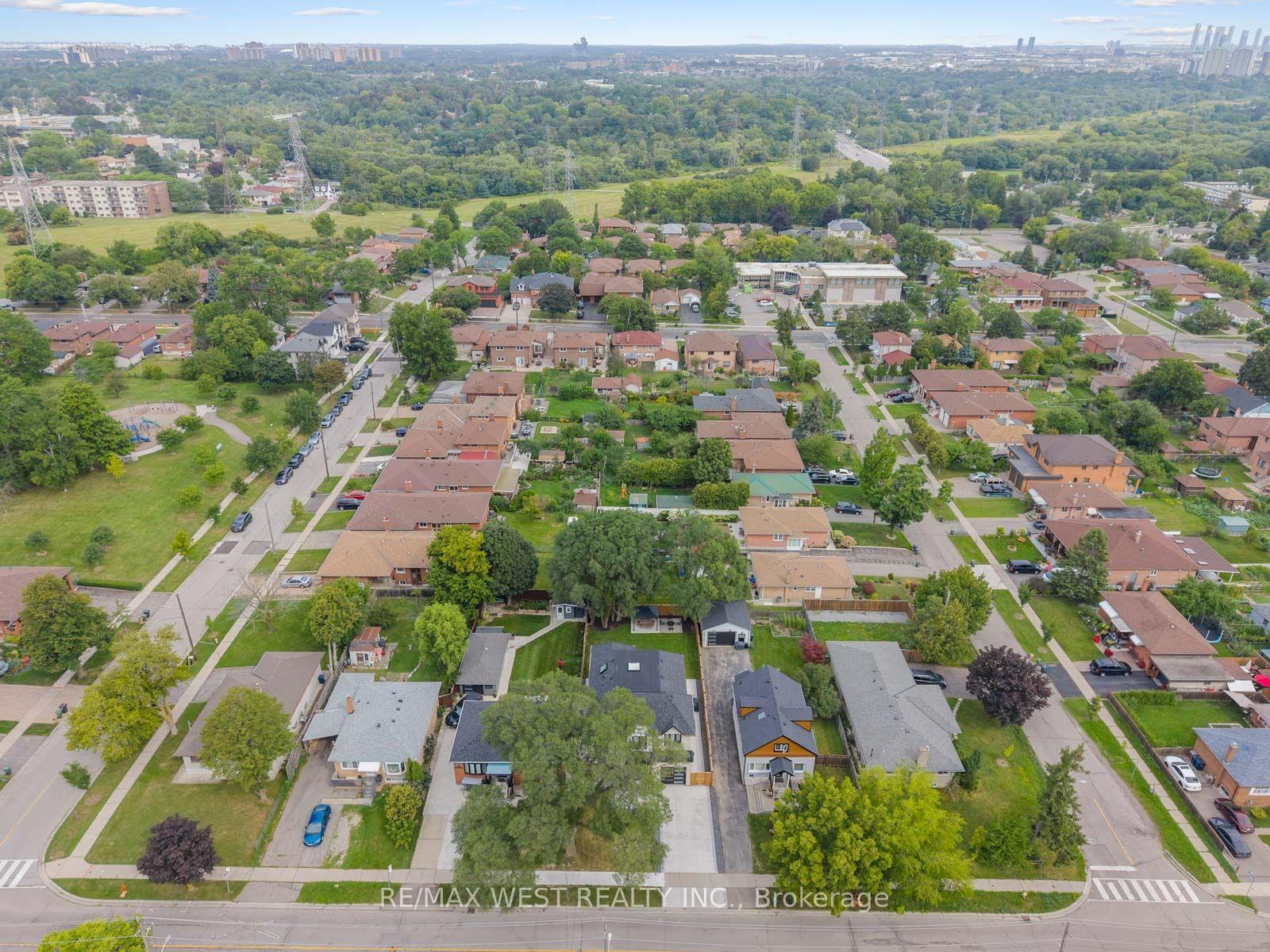 Photo 15 of 46 Golfdown Drive, Etobicoke, Elms-Old Rexdale — HOMEH
