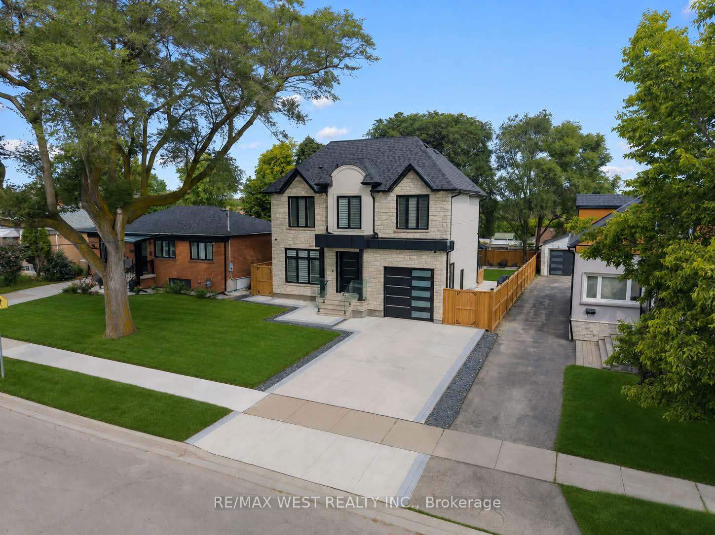Photo 2 of 46 Golfdown Drive, Etobicoke, Elms-Old Rexdale — HOMEH