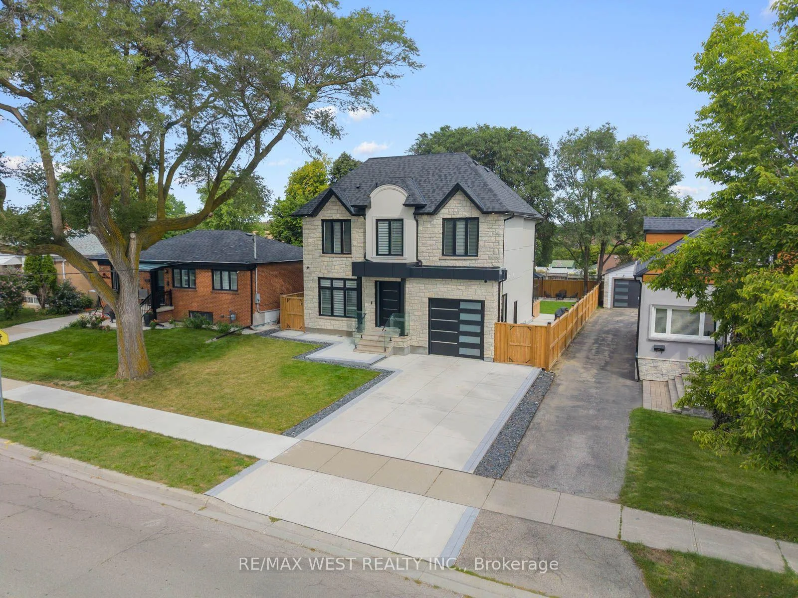 Photo 3 of 46 Golfdown Drive, Etobicoke, Elms-Old Rexdale — HOMEH