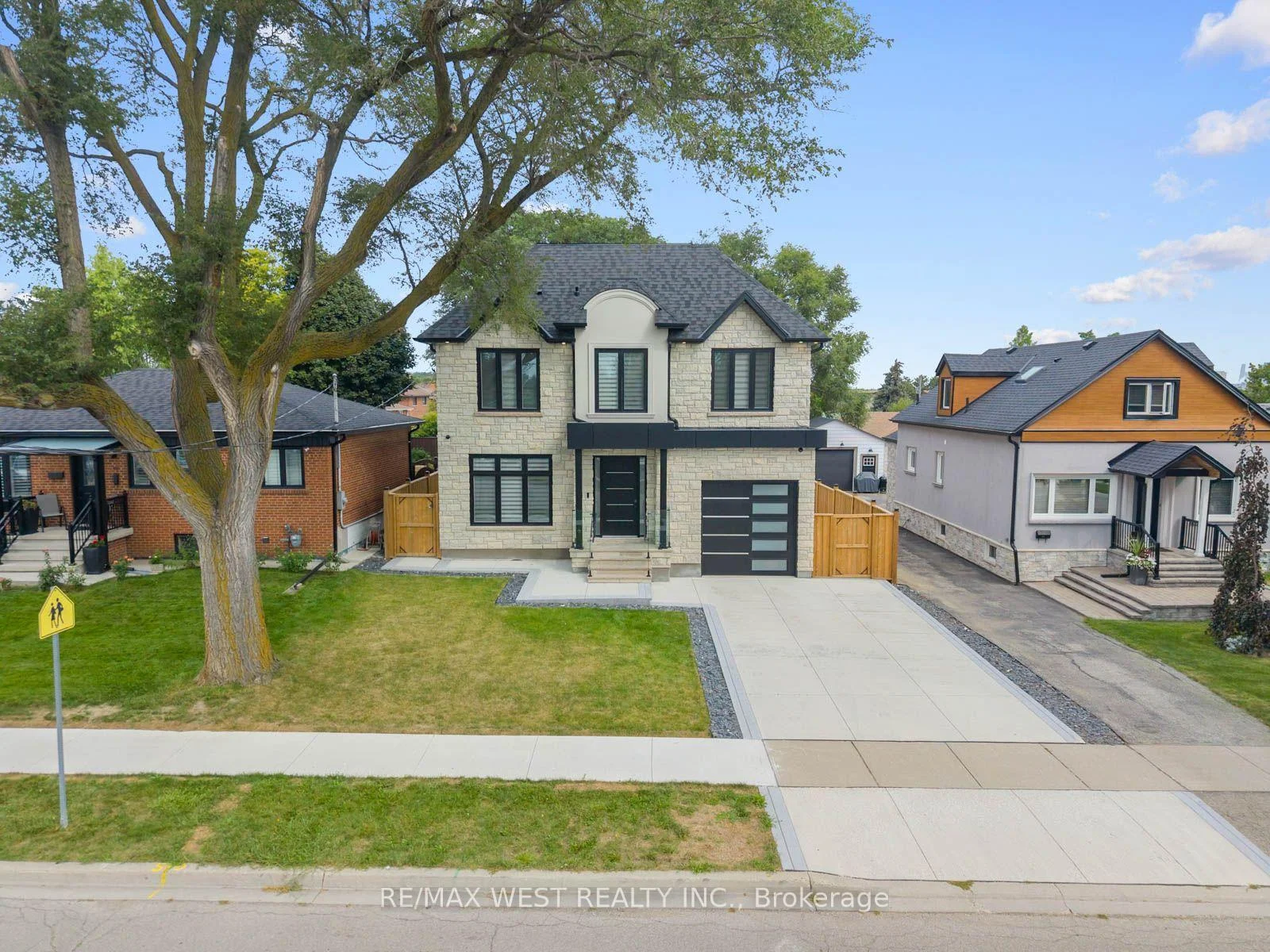 Photo 6 of 46 Golfdown Drive, Etobicoke, Elms-Old Rexdale — HOMEH
