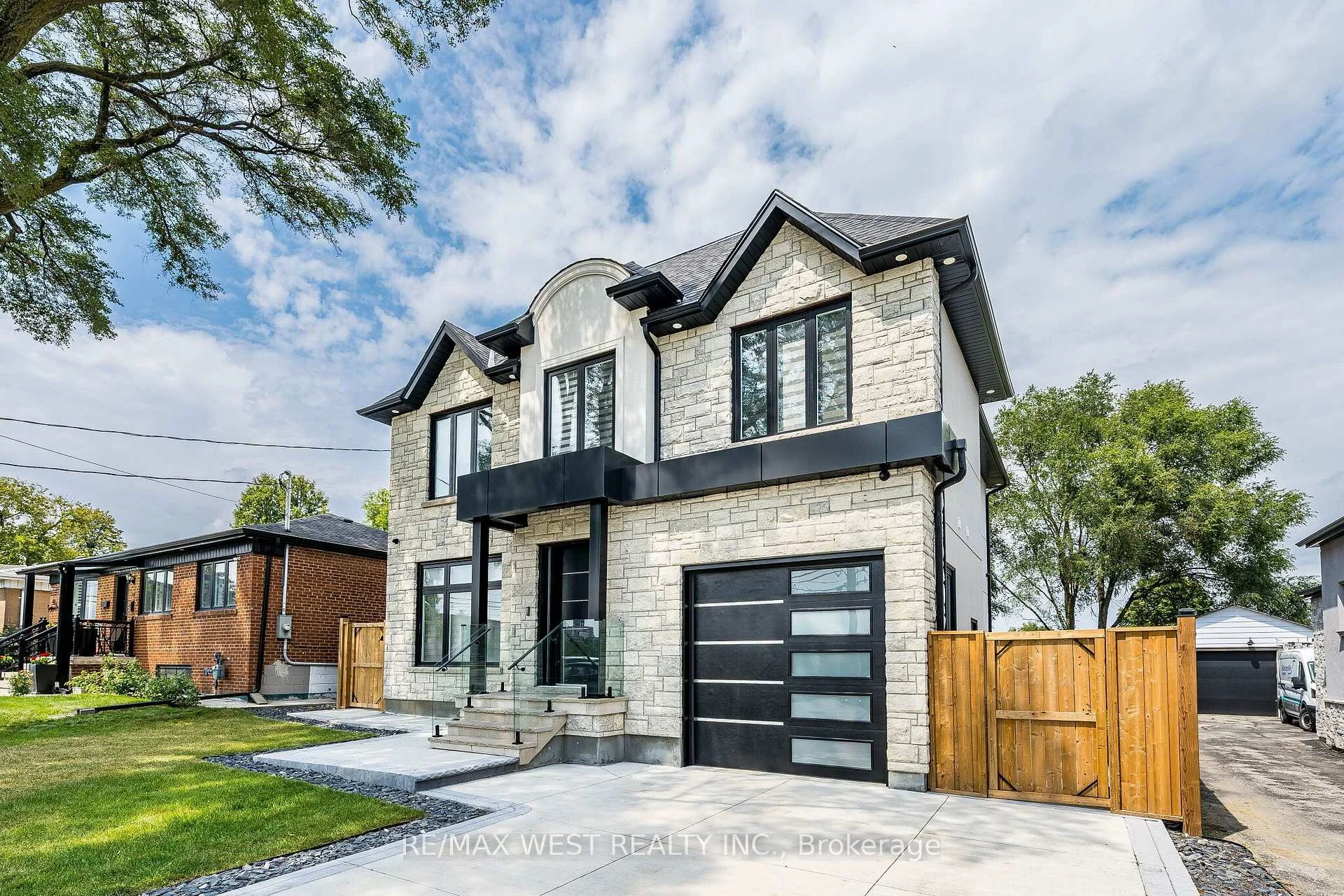 Photo 10 of 46 Golfdown Drive, Etobicoke, Elms-Old Rexdale — HOMEH