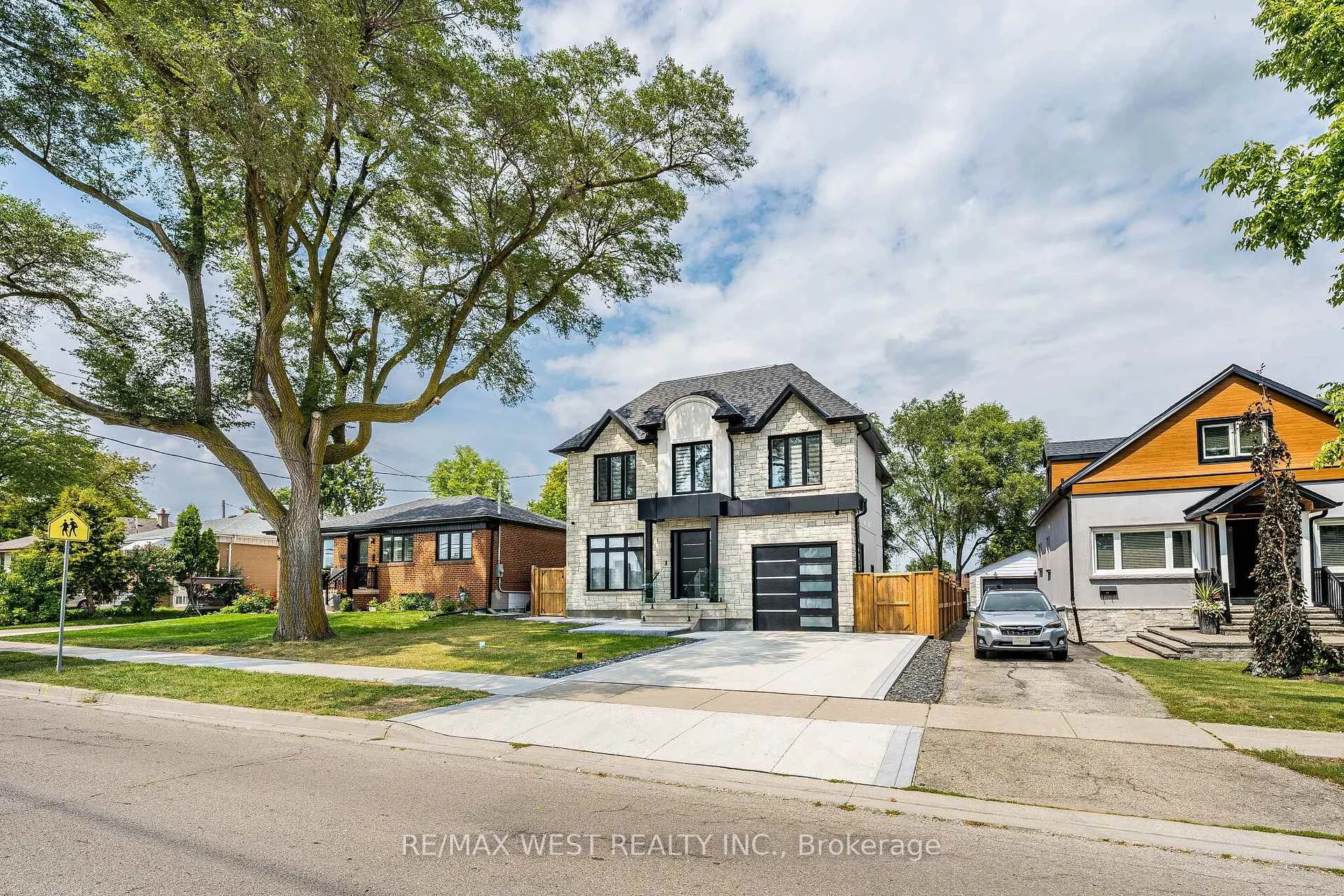 Photo 12 of 46 Golfdown Drive, Etobicoke, Elms-Old Rexdale — HOMEH