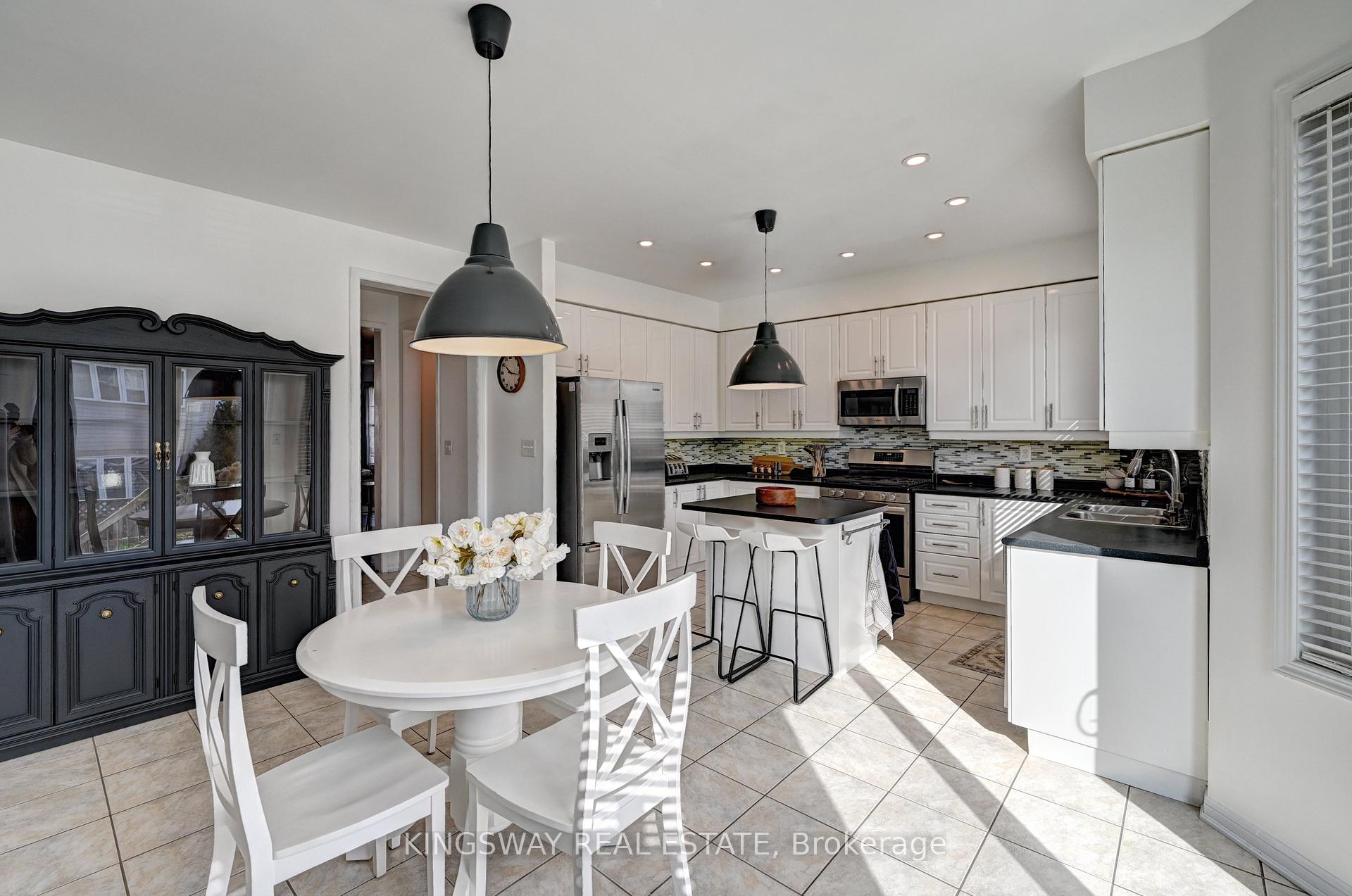 Photo 13 of 222 Baldwin Drive, Cambridge, Silver Heights — HOMEH