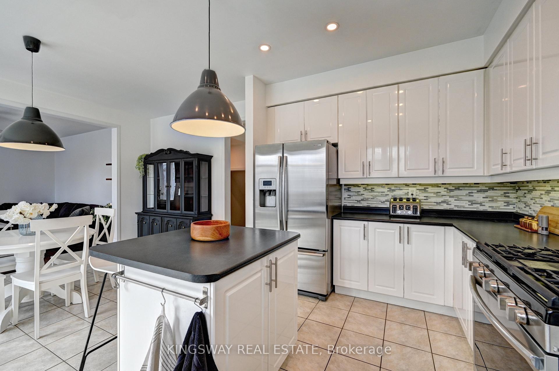 Photo 16 of 222 Baldwin Drive, Cambridge, Silver Heights — HOMEH