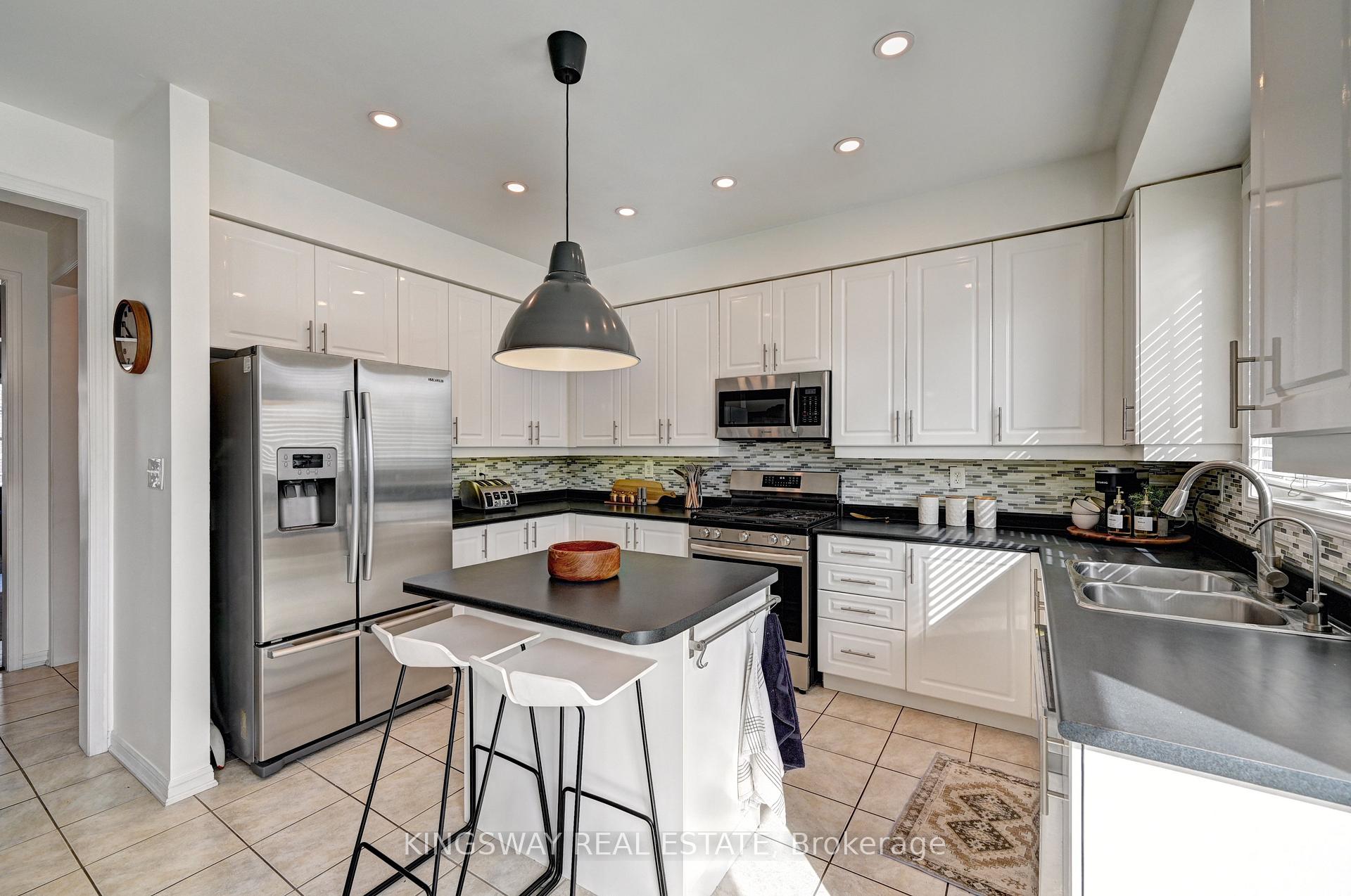 Photo 18 of 222 Baldwin Drive, Cambridge, Silver Heights — HOMEH