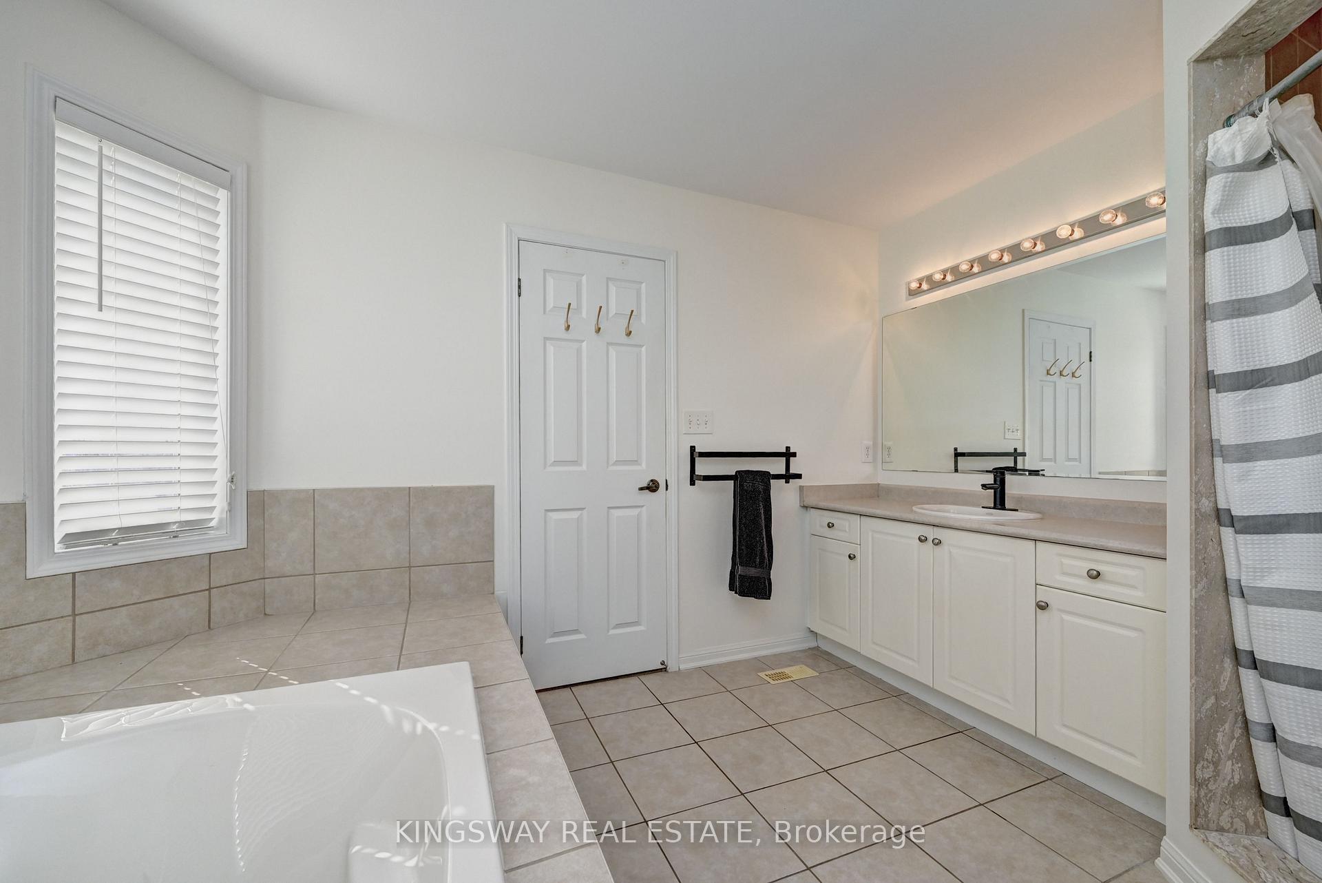 Photo 25 of 222 Baldwin Drive, Cambridge, Silver Heights — HOMEH