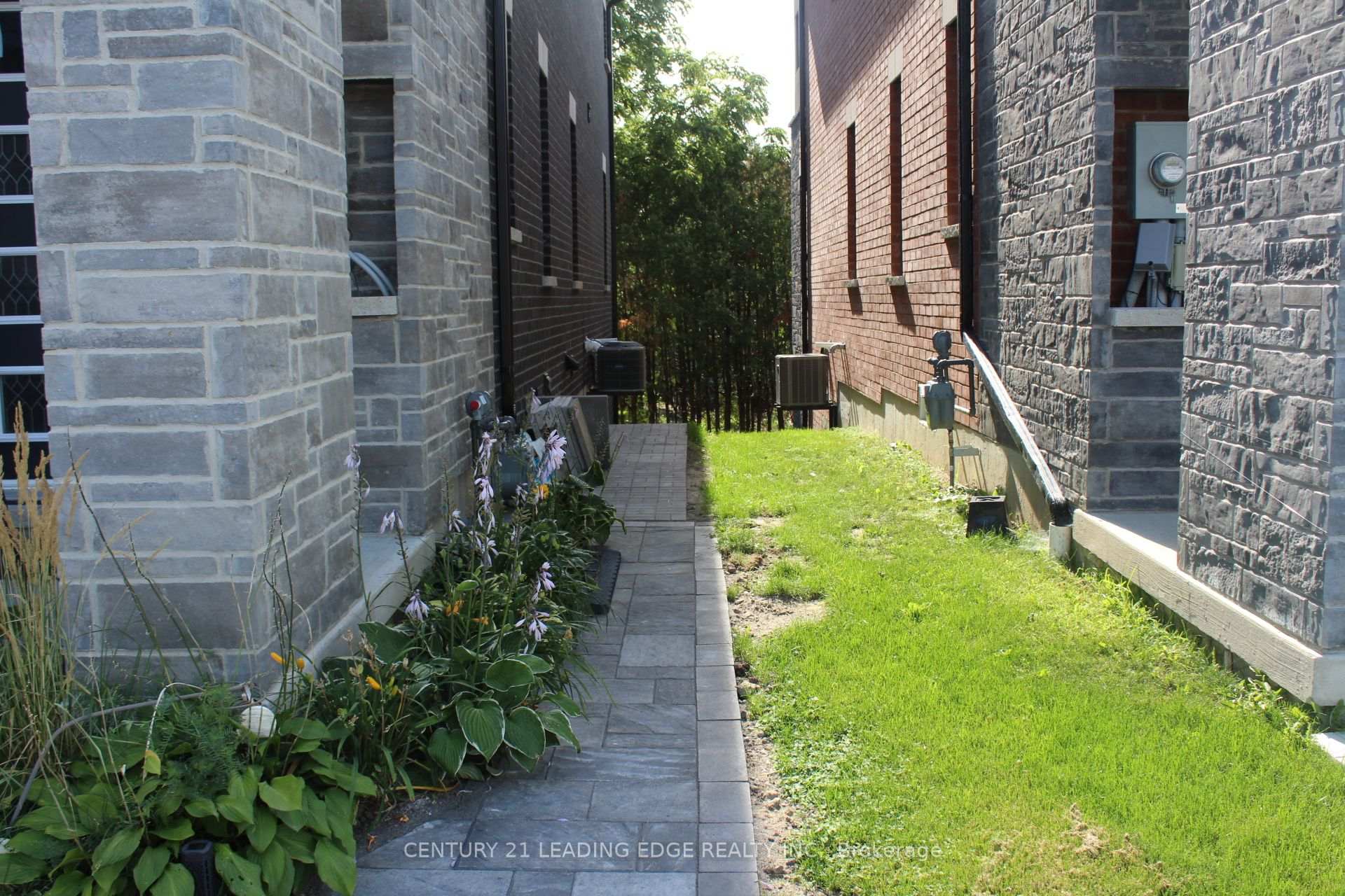 Photo 2 of 75 Pine Gate Place, Whitby, Williamsburg — HOMEH