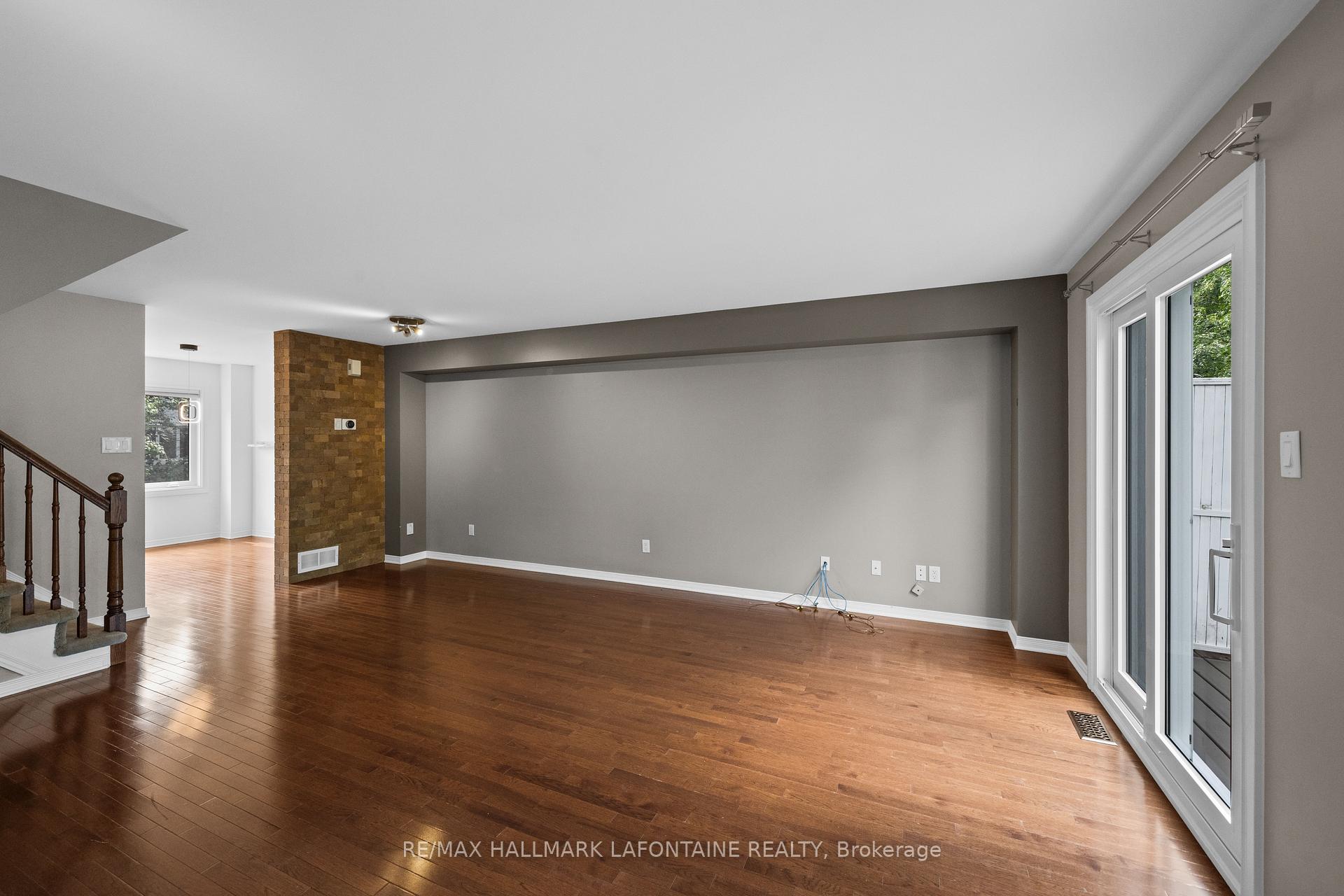 Photo 12 of 556 Burleigh Private, Ottawa, Cyrville — HOMEH