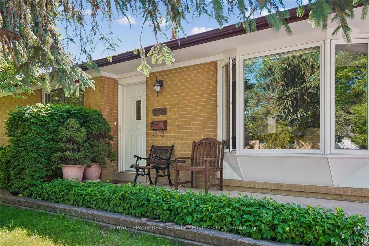 Photo 2 of 1309 Warwick Avenue, Oakville, West — HOMEH