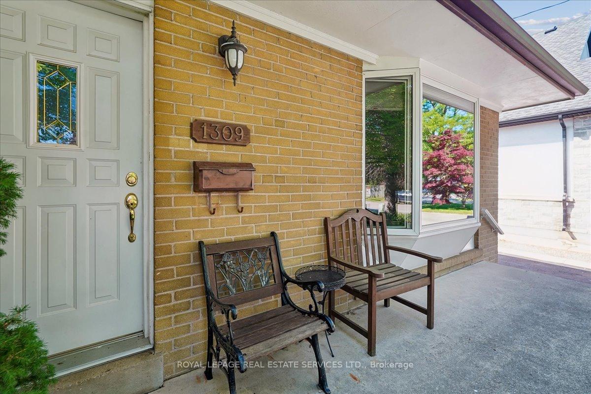 Photo 3 of 1309 Warwick Avenue, Oakville, West — HOMEH