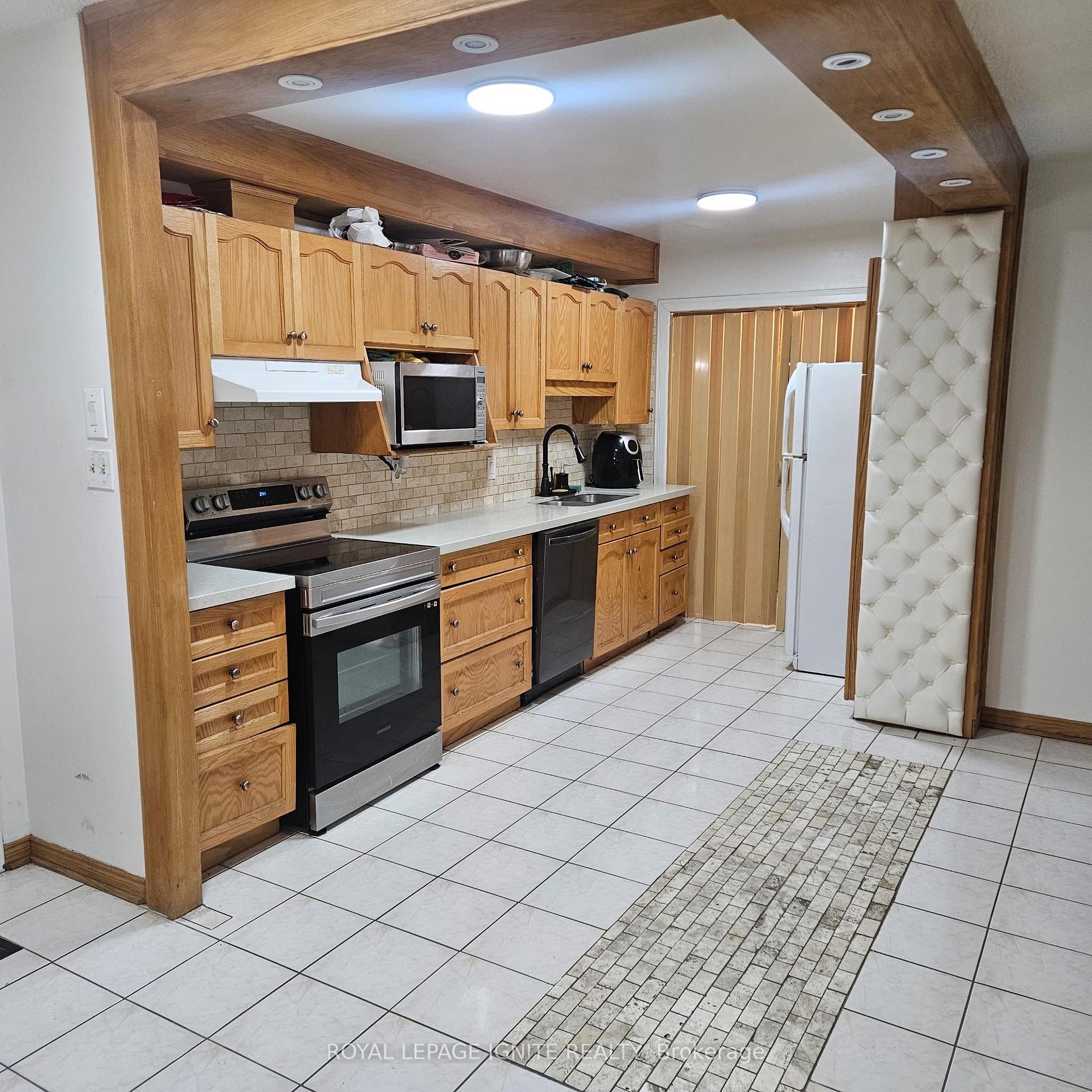 Photo 3 of Unit 409, 390 Dixon Road, Etobicoke, Kingsview Village-The Westway — HOMEH