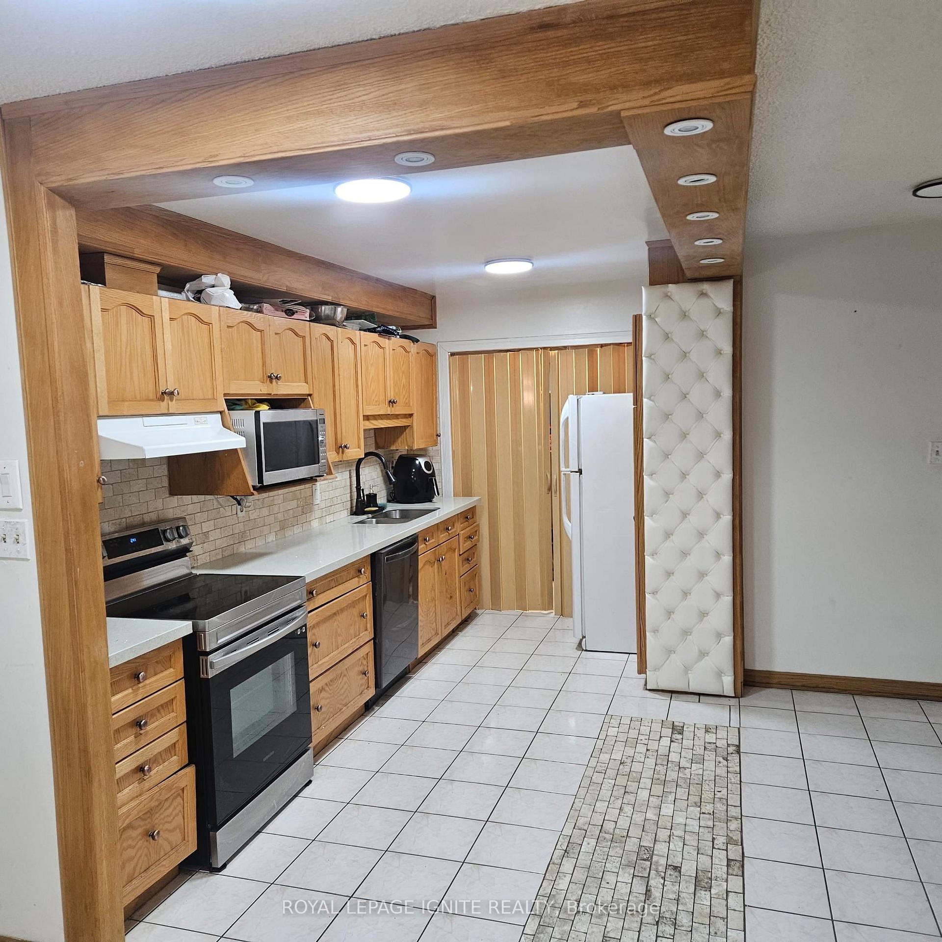 Photo 4 of Unit 409, 390 Dixon Road, Etobicoke, Kingsview Village-The Westway — HOMEH