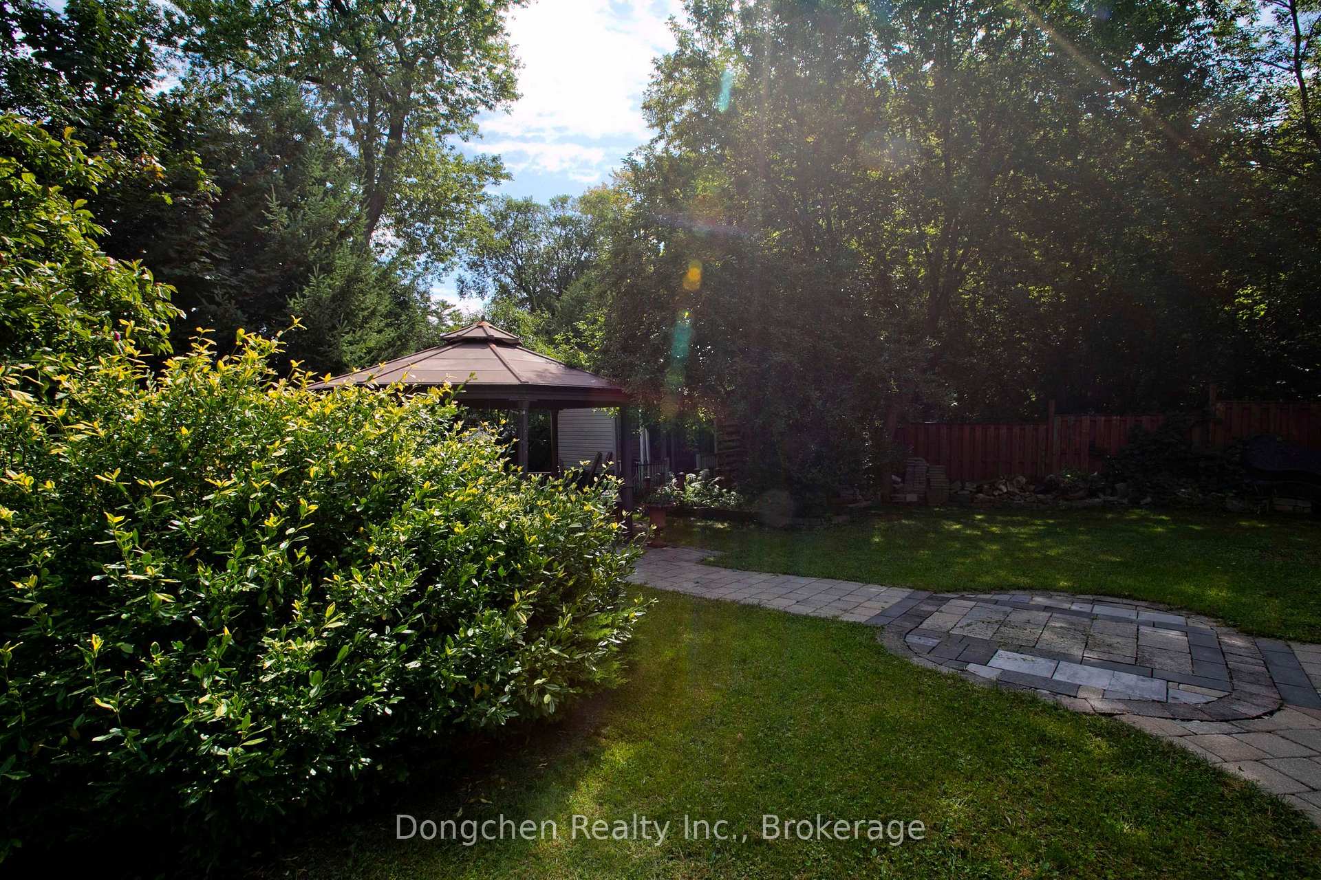 Photo 15 of 603 Park Cres E, Pickering, West Shore — HOMEH