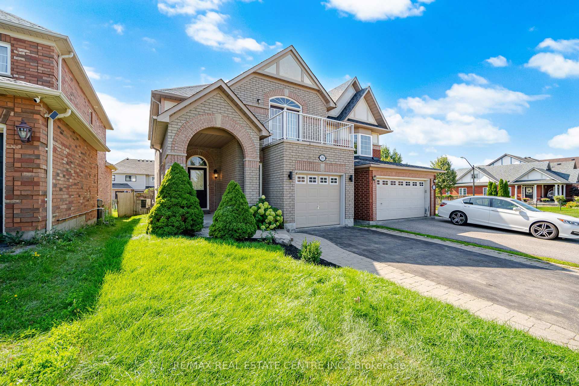 Photo 3 of 215 Willowbrook Drive, Whitby, Pringle Creek — HOMEH