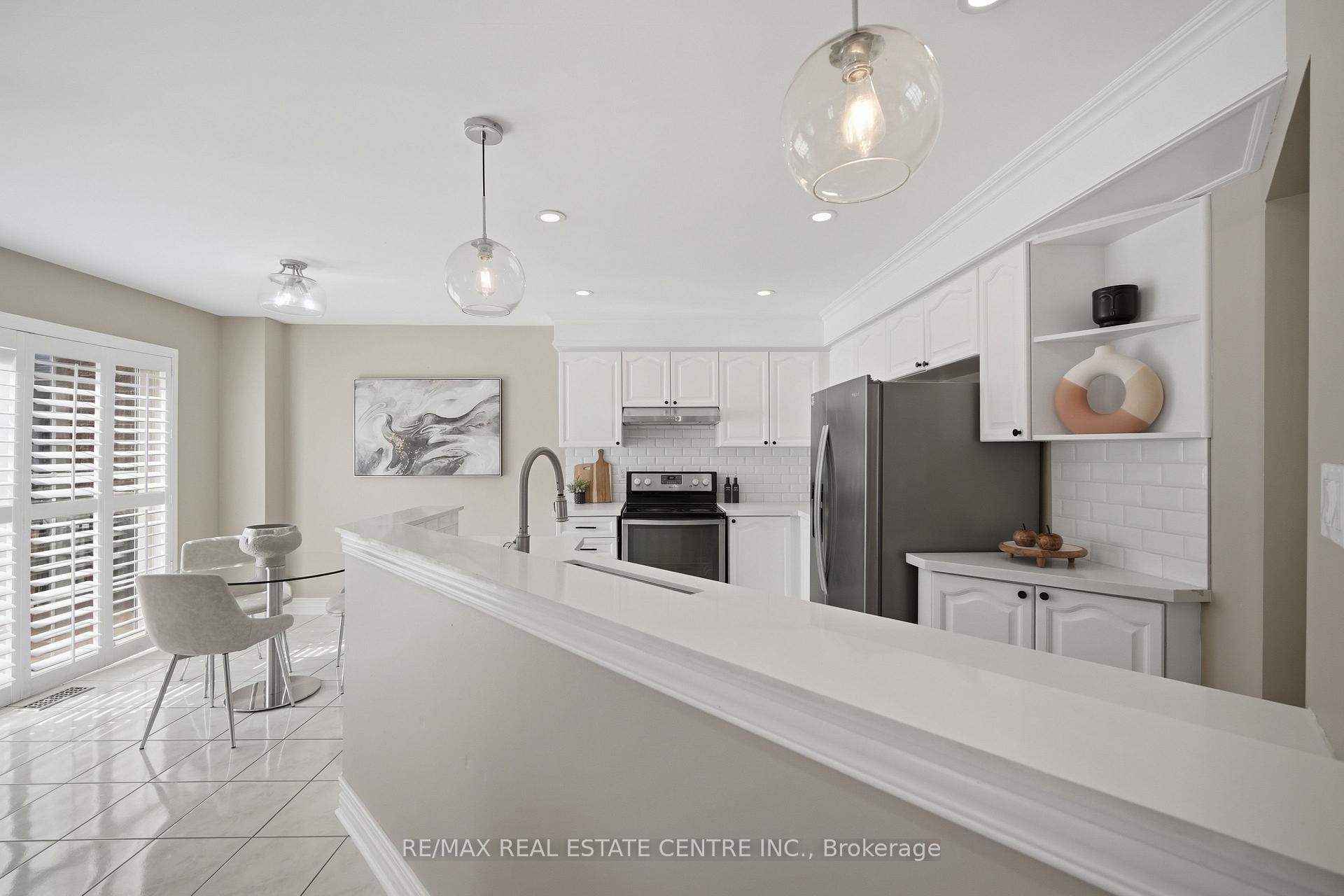 Photo 10 of 215 Willowbrook Drive, Whitby, Pringle Creek — HOMEH