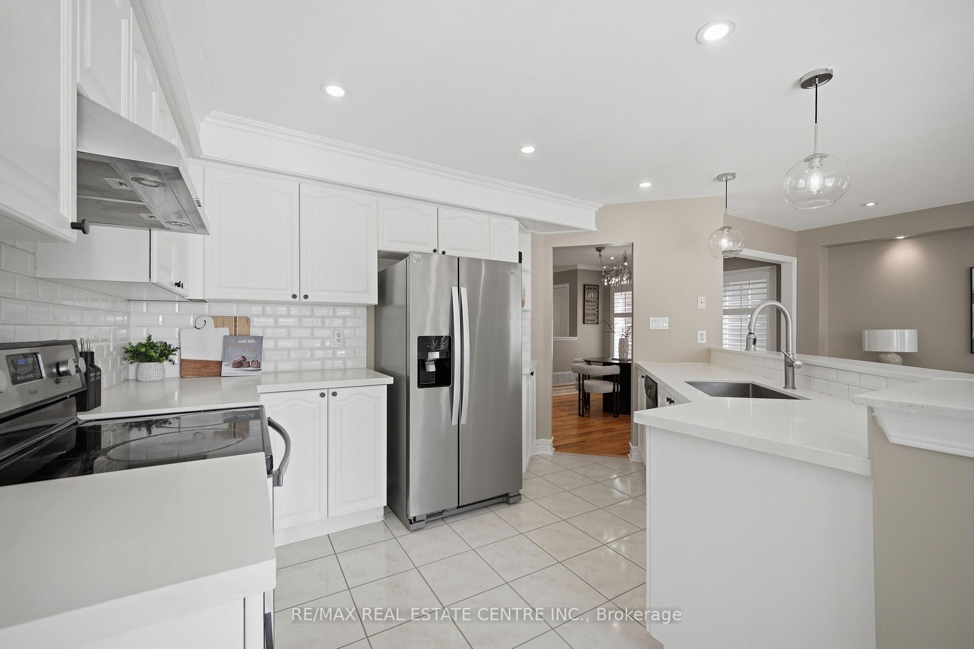 Photo 11 of 215 Willowbrook Drive, Whitby, Pringle Creek — HOMEH
