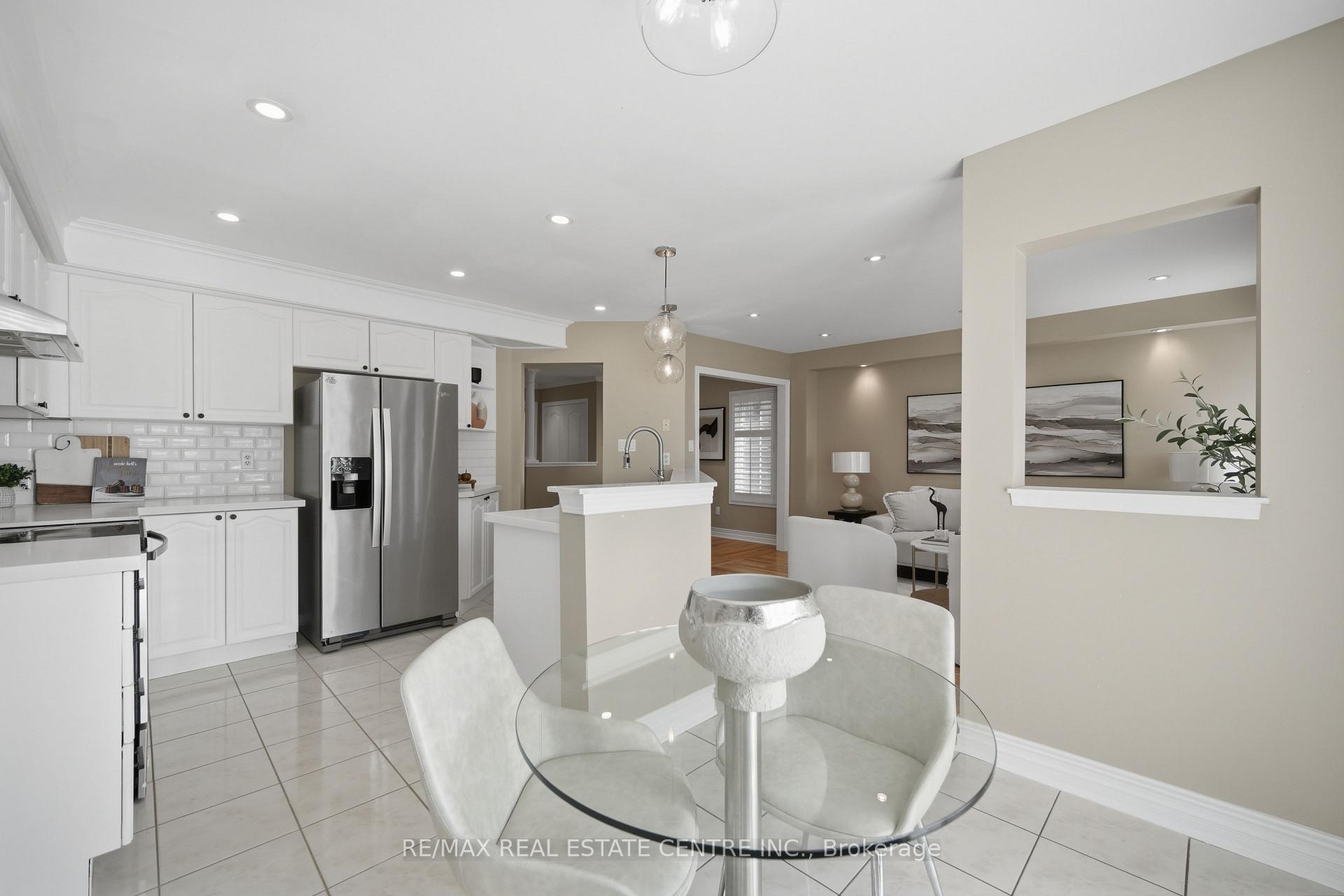 Photo 15 of 215 Willowbrook Drive, Whitby, Pringle Creek — HOMEH