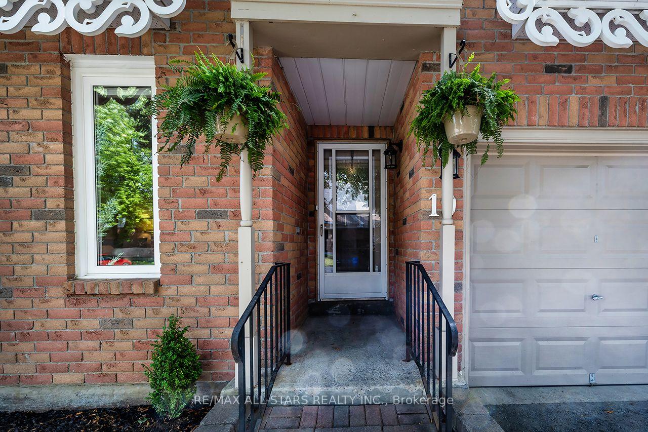 Photo 2 of Unit 19, 19 Adams Court, Uxbridge — HOMEH