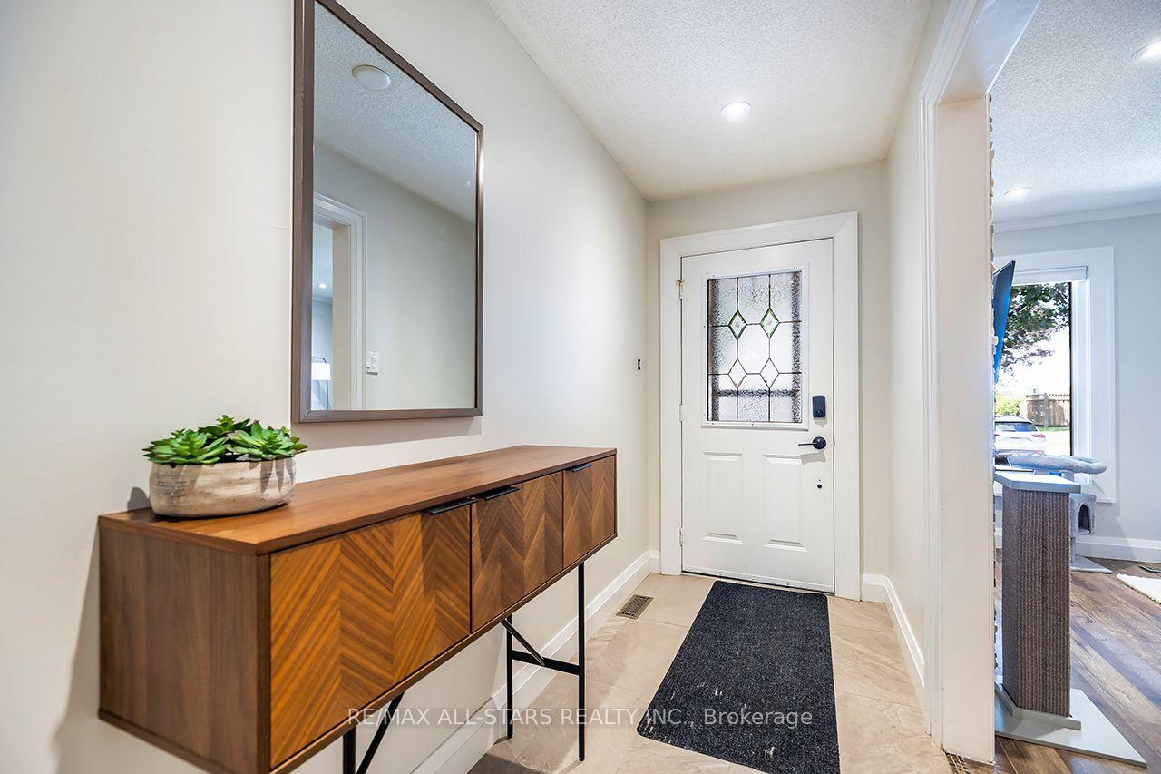 Photo 4 of Unit 19, 19 Adams Court, Uxbridge — HOMEH