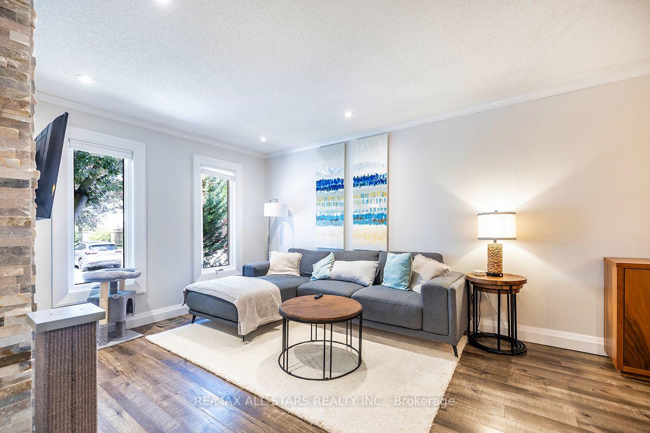 Photo 5 of Unit 19, 19 Adams Court, Uxbridge — HOMEH