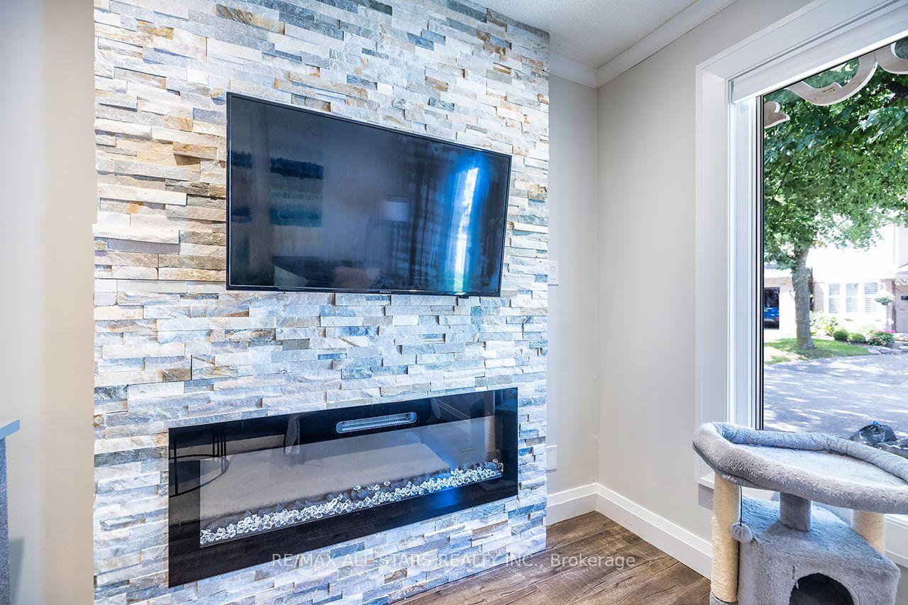 Photo 9 of Unit 19, 19 Adams Court, Uxbridge — HOMEH