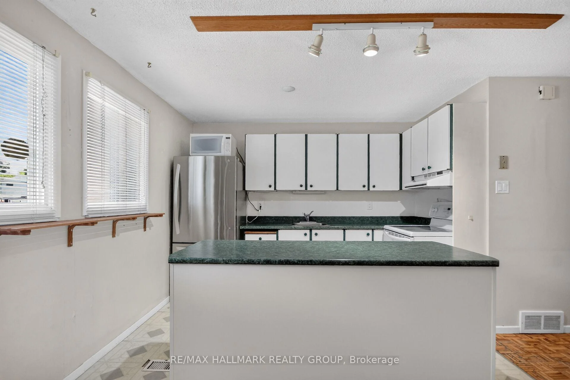 Photo 27 of 140 Rothesay Drive, Ottawa, Kanata - Glencairn/Hazeldean — HOMEH
