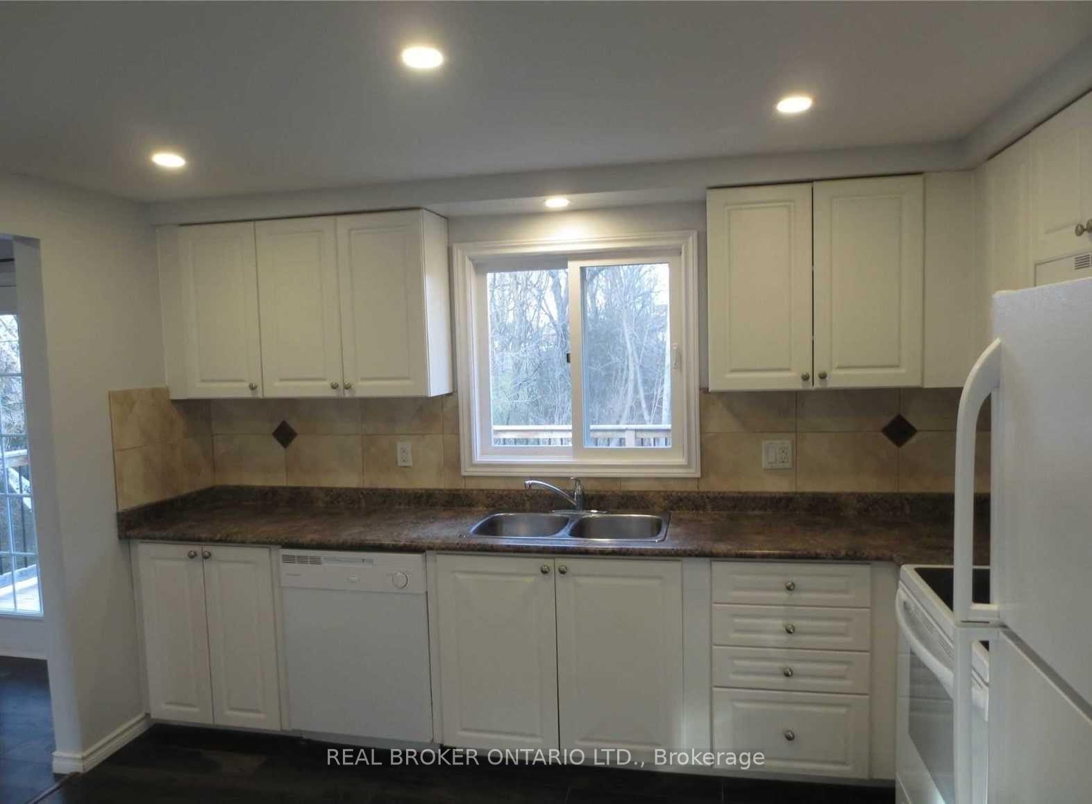 Photo 13 of Unit Upper, 18 Chippawa Court, Barrie, North Shore — HOMEH