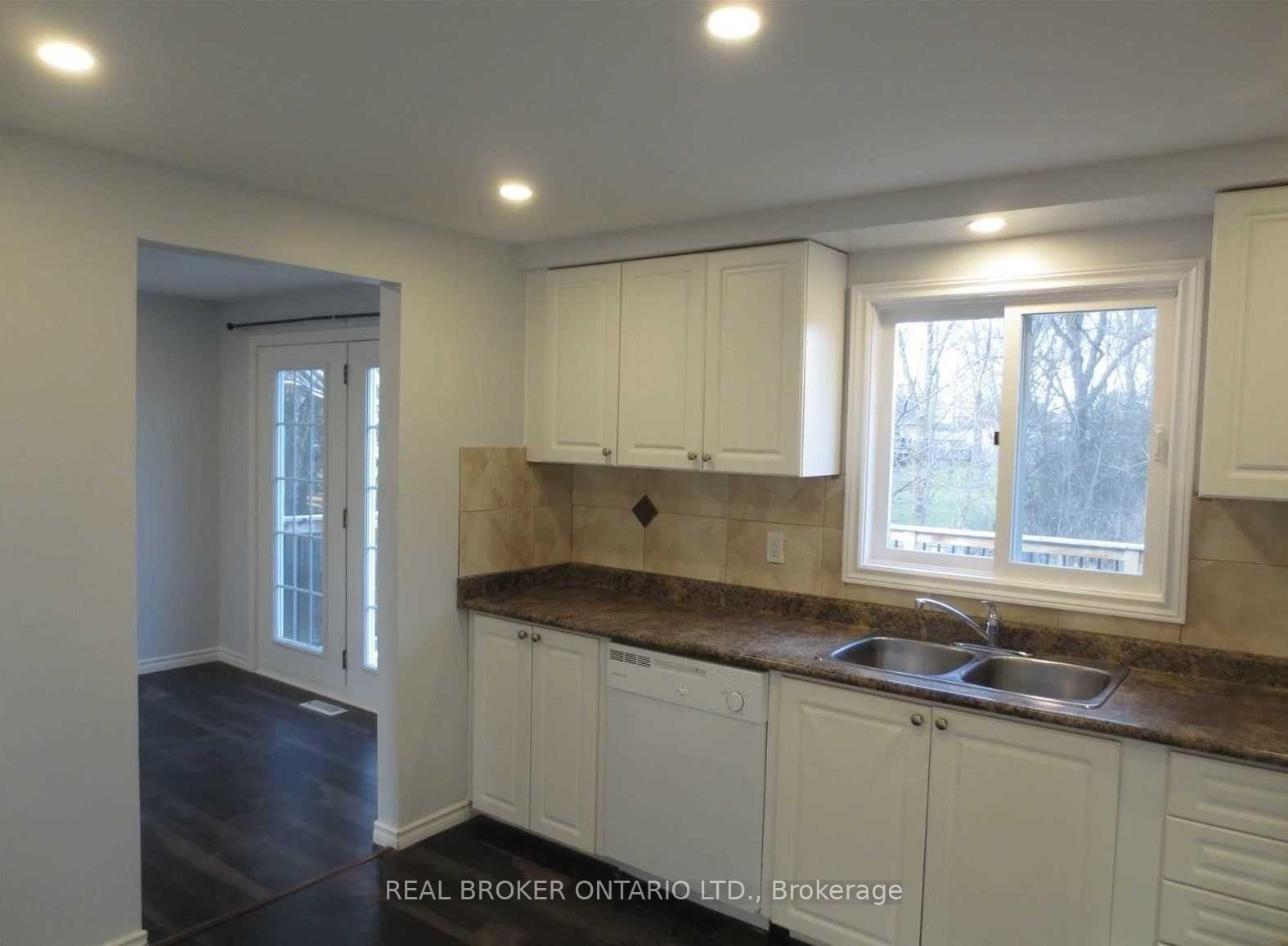 Photo 14 of Unit Upper, 18 Chippawa Court, Barrie, North Shore — HOMEH