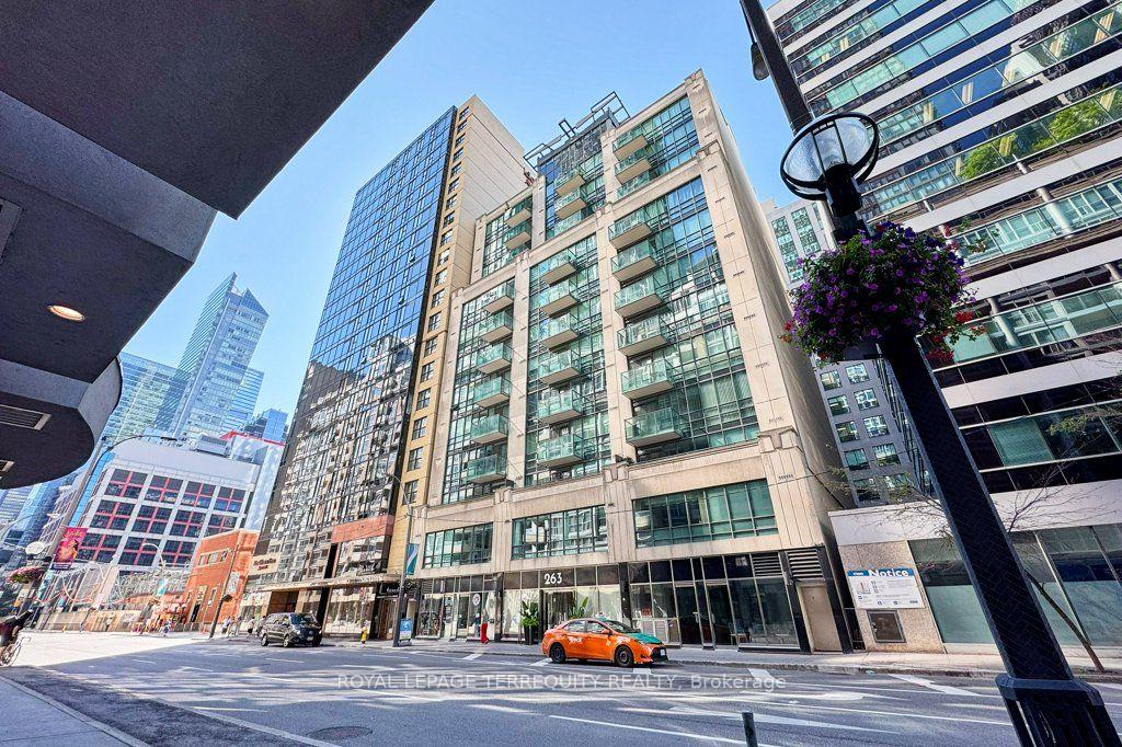Front of Unit 903, 263 Wellington Street W