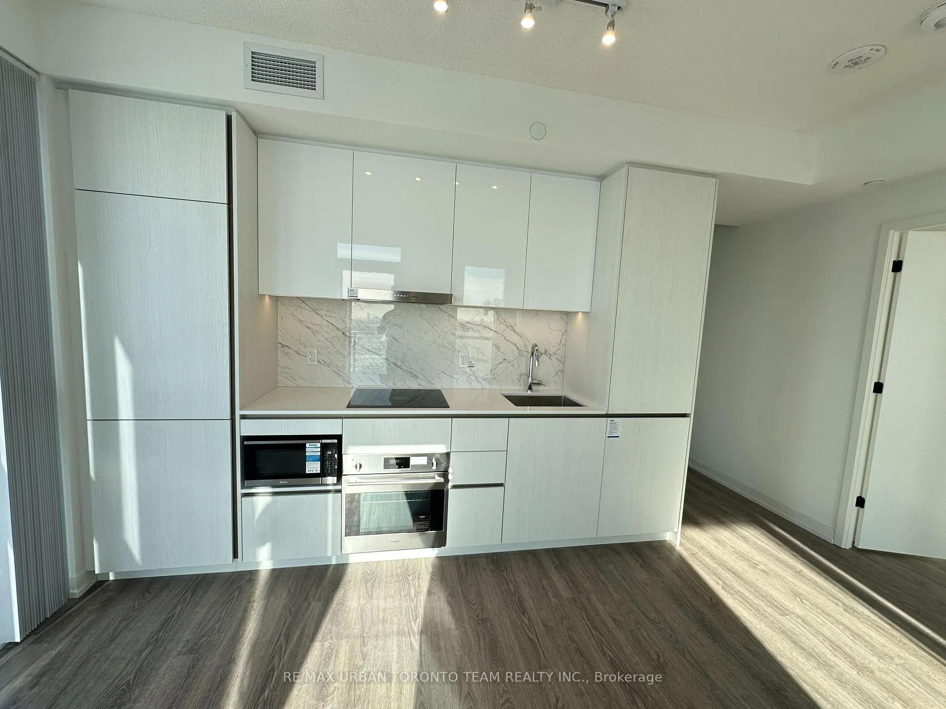 Photo 4 of Unit 1212, 8 Interchange Way, Vaughan, Vaughan Corporate Centre — HOMEH