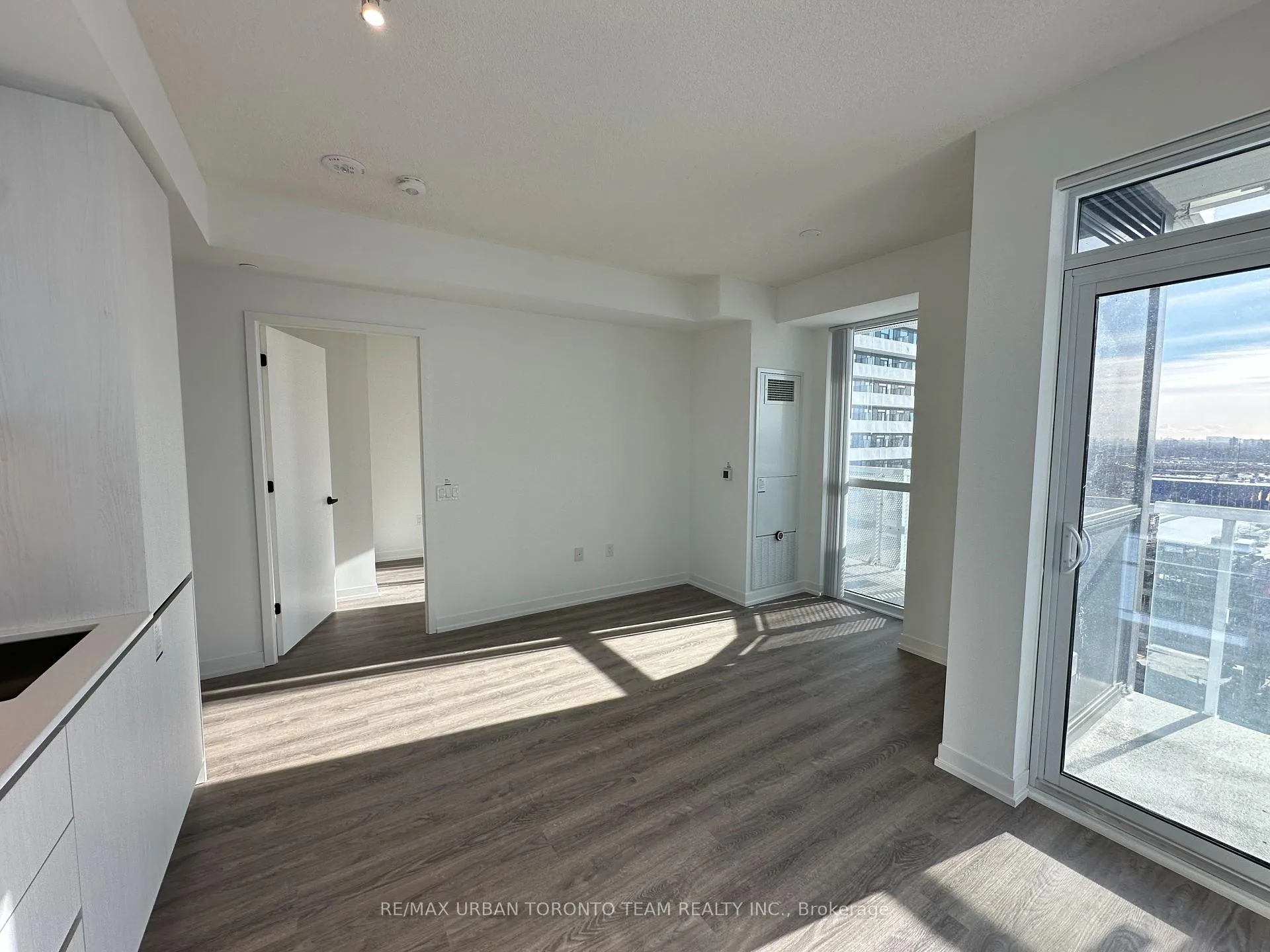 Photo 5 of Unit 1212, 8 Interchange Way, Vaughan, Vaughan Corporate Centre — HOMEH