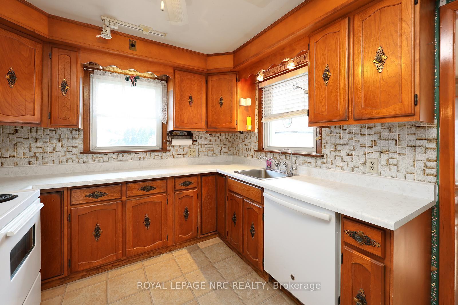 Photo 11 of 513 Ridge Road W, Grimsby, Grimsby Escarpment — HOMEH