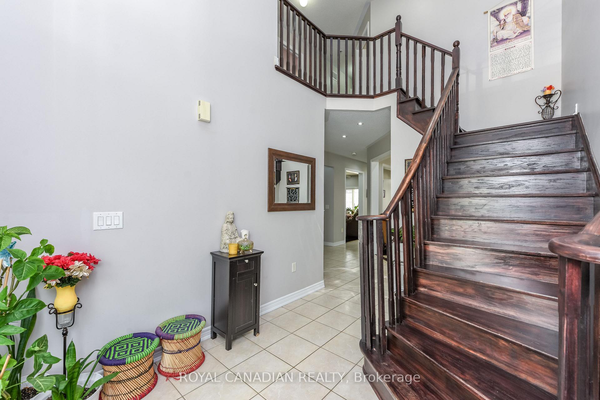 Photo 5 of 29 Dewside Drive, Brampton, Sandringham-Wellington — HOMEH