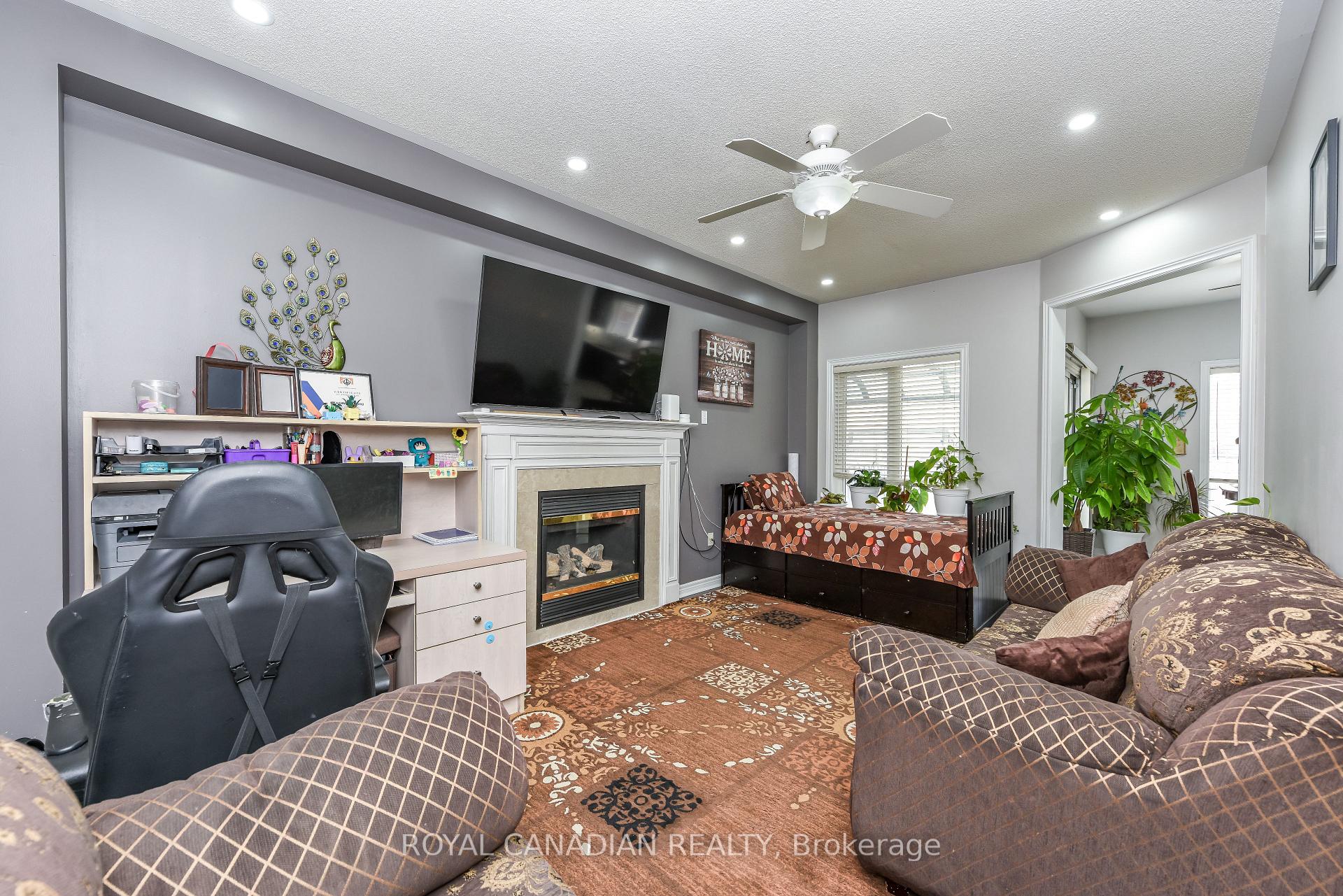 Photo 12 of 29 Dewside Drive, Brampton, Sandringham-Wellington — HOMEH