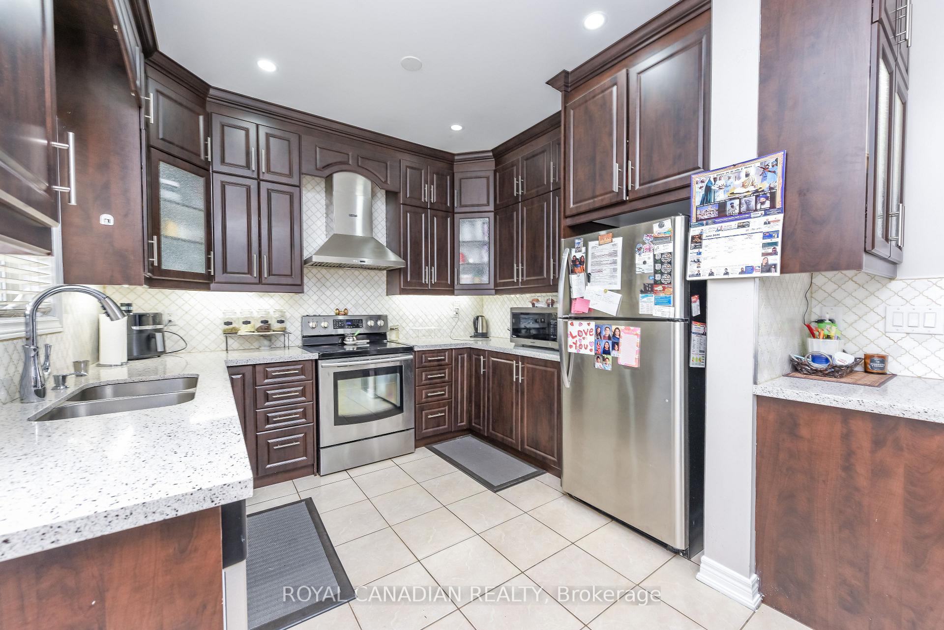 Photo 13 of 29 Dewside Drive, Brampton, Sandringham-Wellington — HOMEH