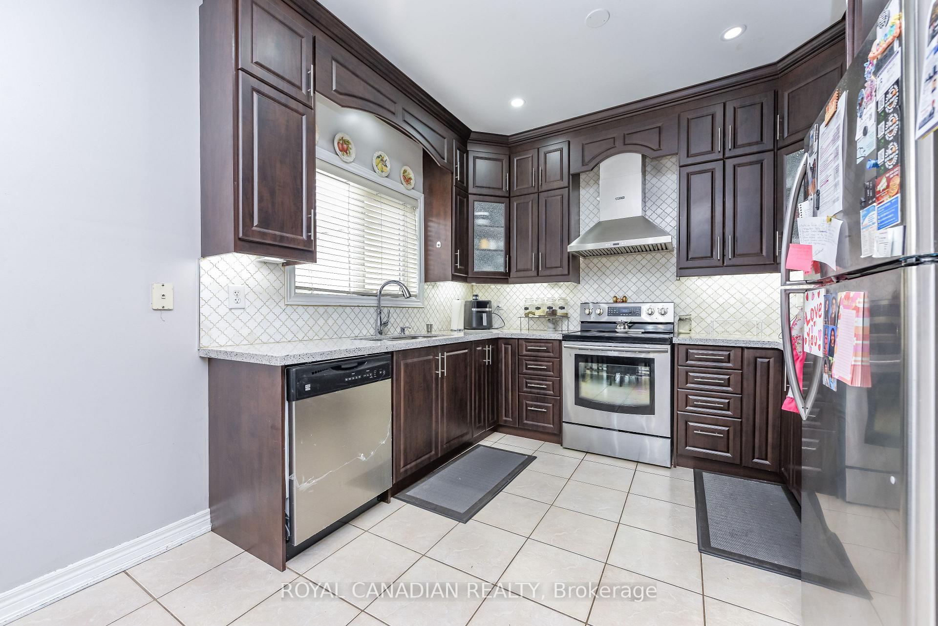 Photo 14 of 29 Dewside Drive, Brampton, Sandringham-Wellington — HOMEH
