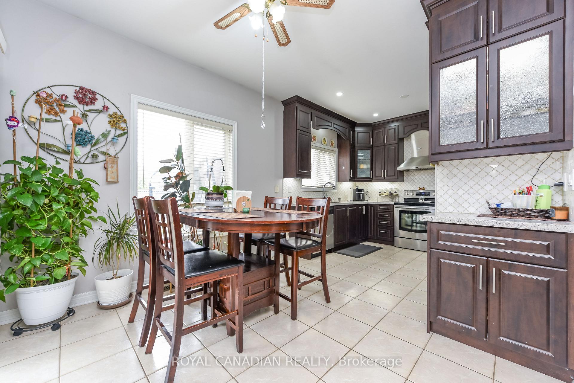 Photo 16 of 29 Dewside Drive, Brampton, Sandringham-Wellington — HOMEH