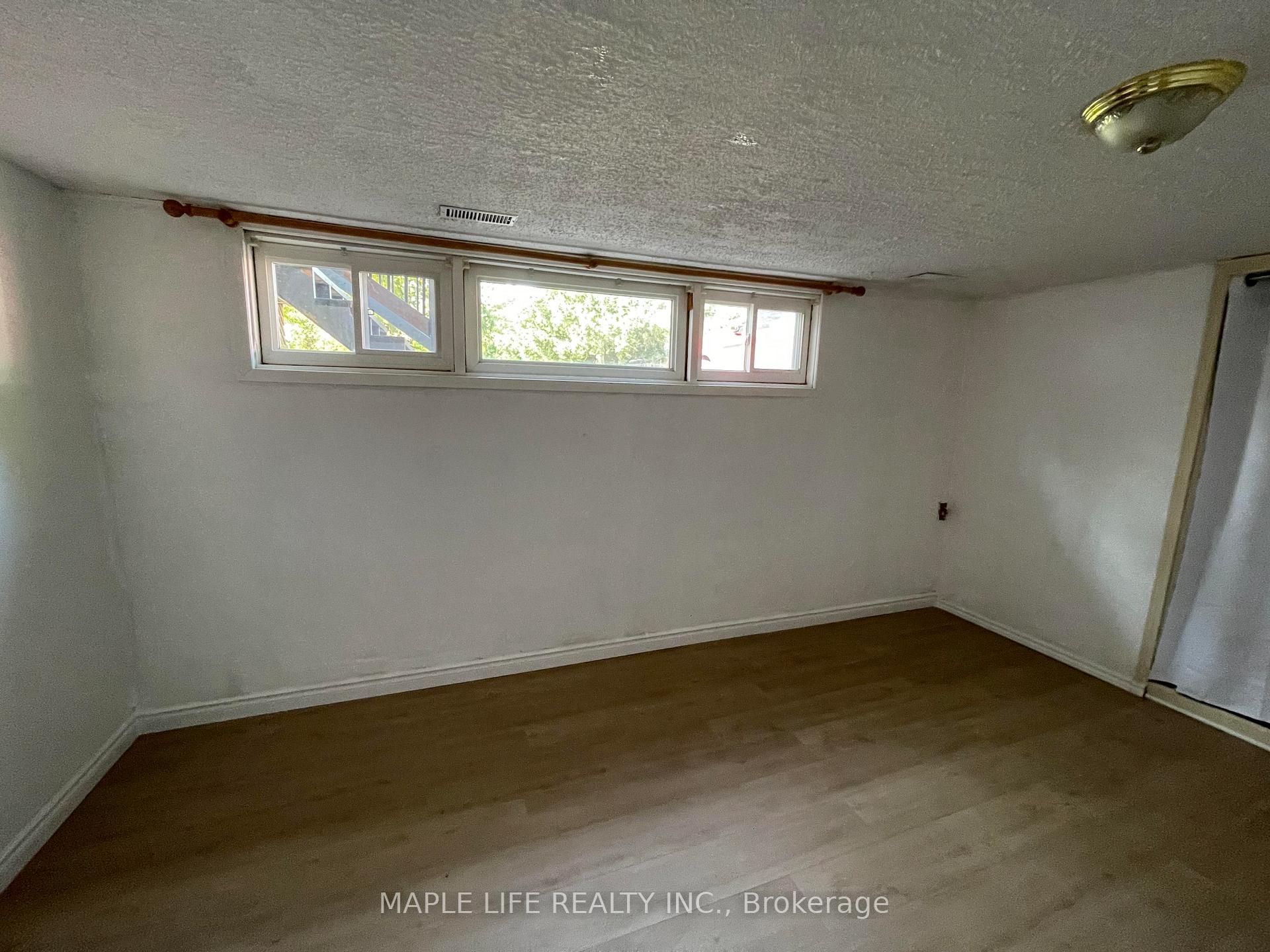 Photo 4 of 886bsmt Srigley Street, Newmarket, Gorham-College Manor — HOMEH