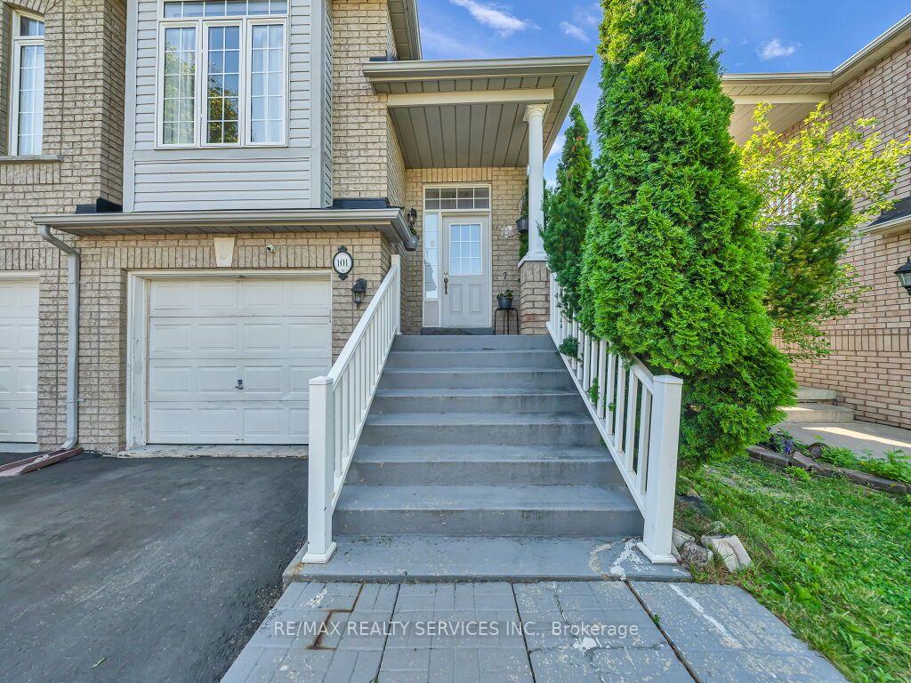 Photo 4 of 101 River Rock Crescent, Brampton, Fletcher's Meadow — HOMEH